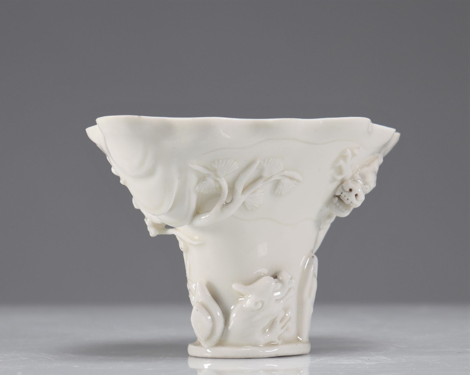 Libation cup in blanc de chine decorated with dragons Kangxi period - Image 4 of 7