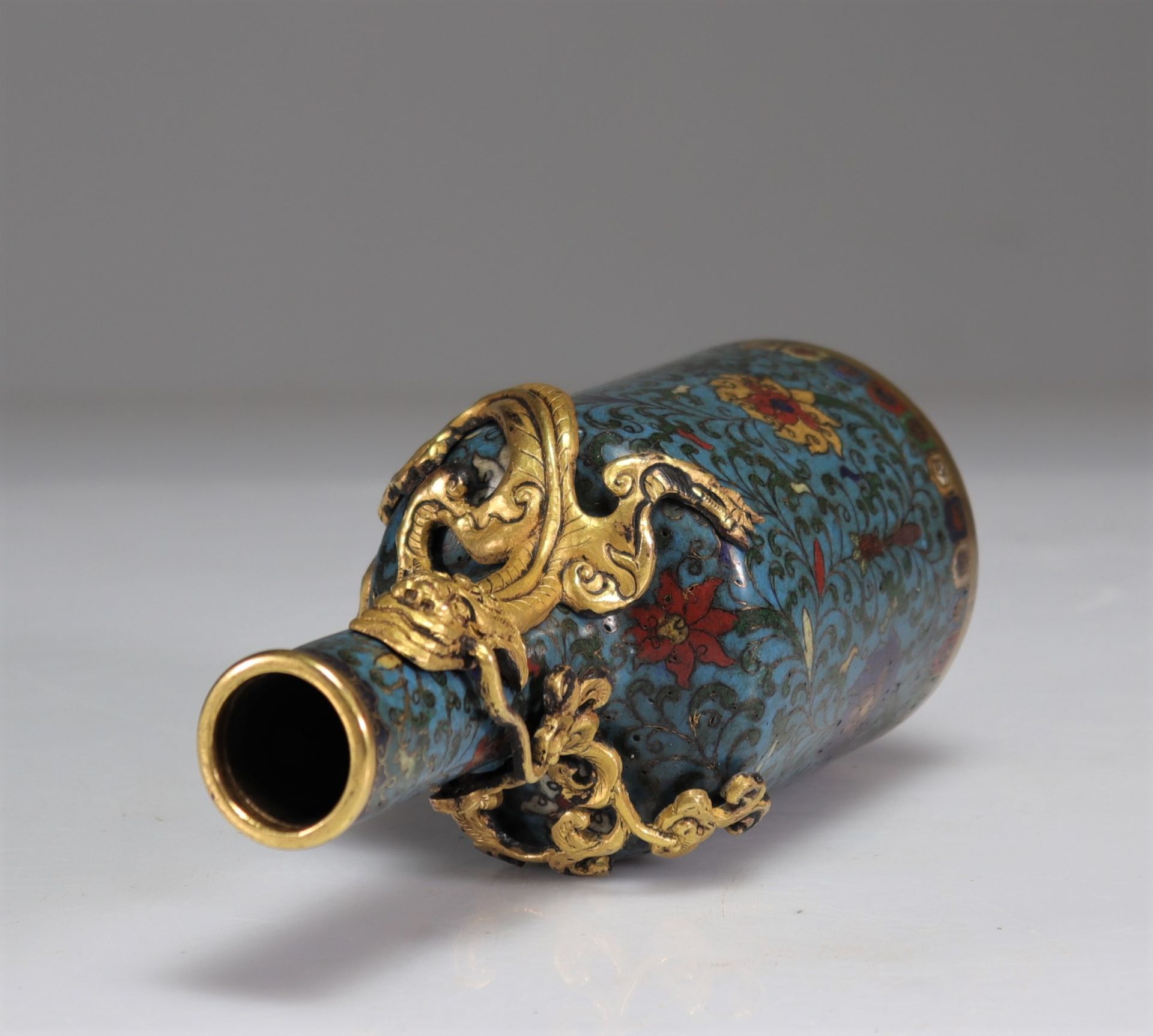 Cloisonne bronze vase, decorated with a bronze dragon, Xuande mark - Image 5 of 6