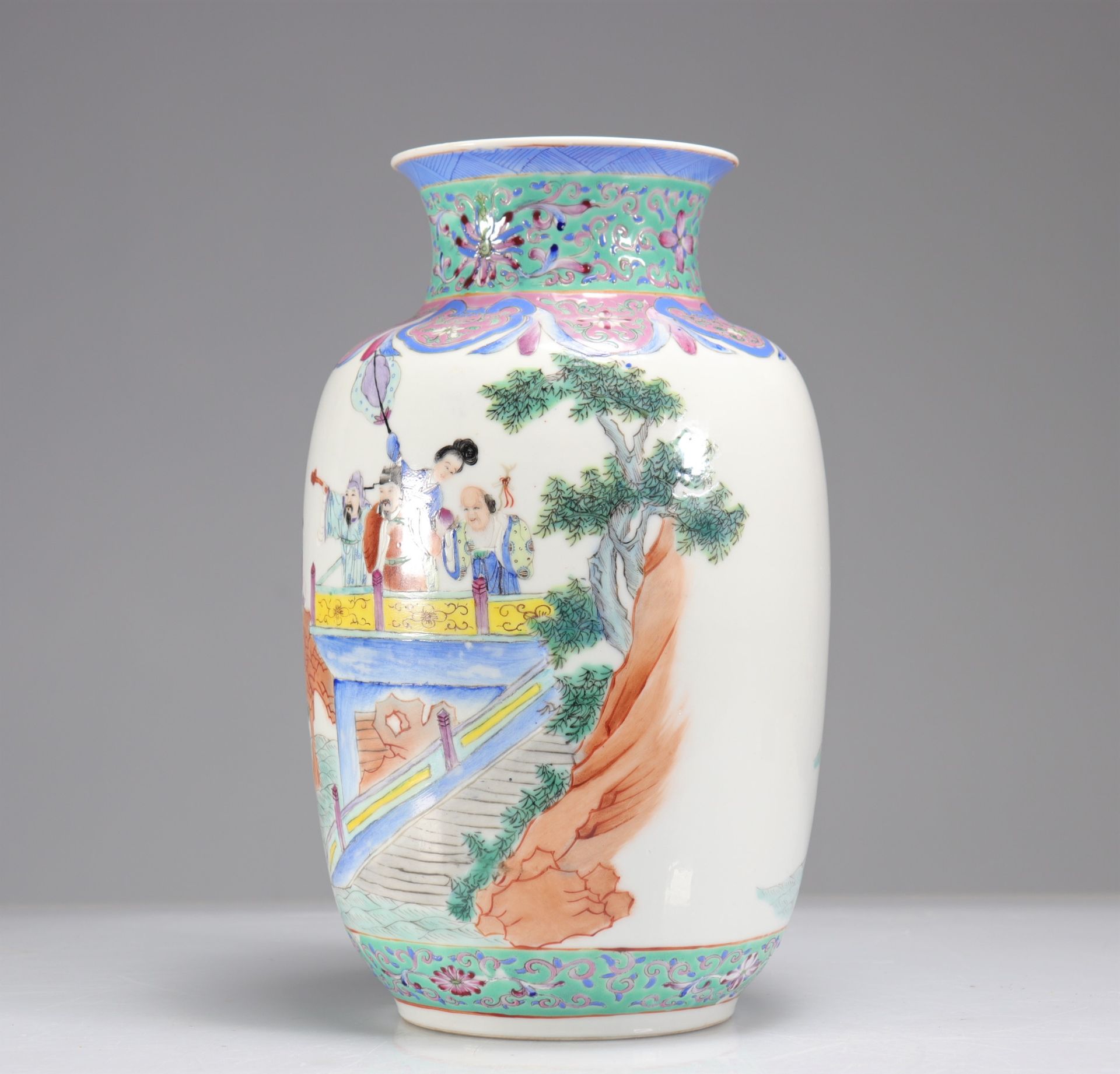 Porcelain vase famille rose decorated with characters - Image 4 of 5