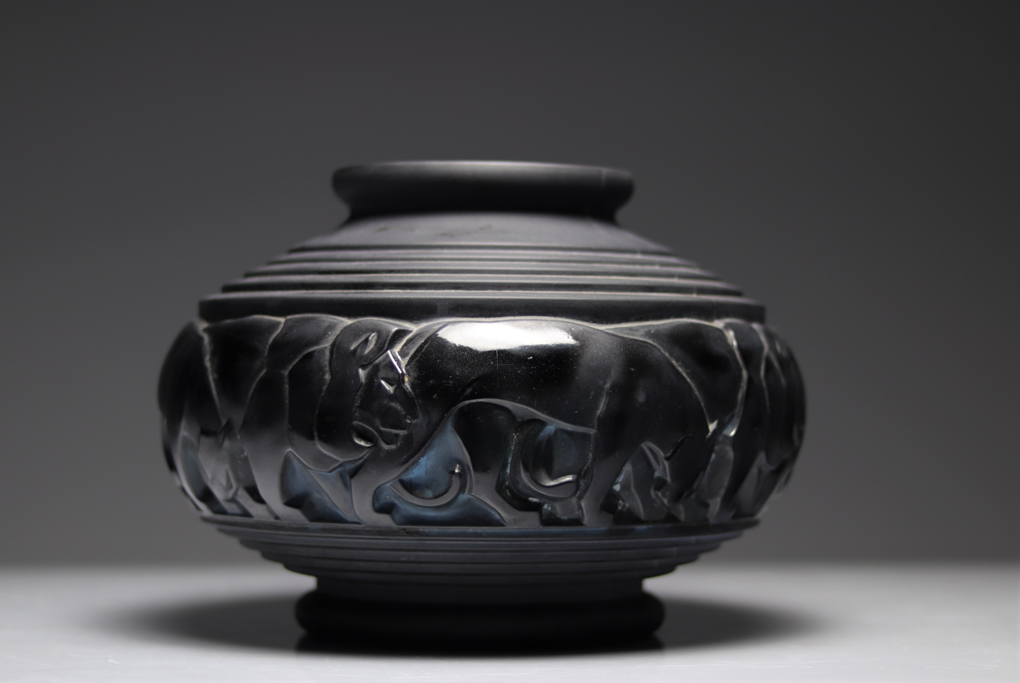 Vase with lions and lionesses from Avesn - Image 3 of 4