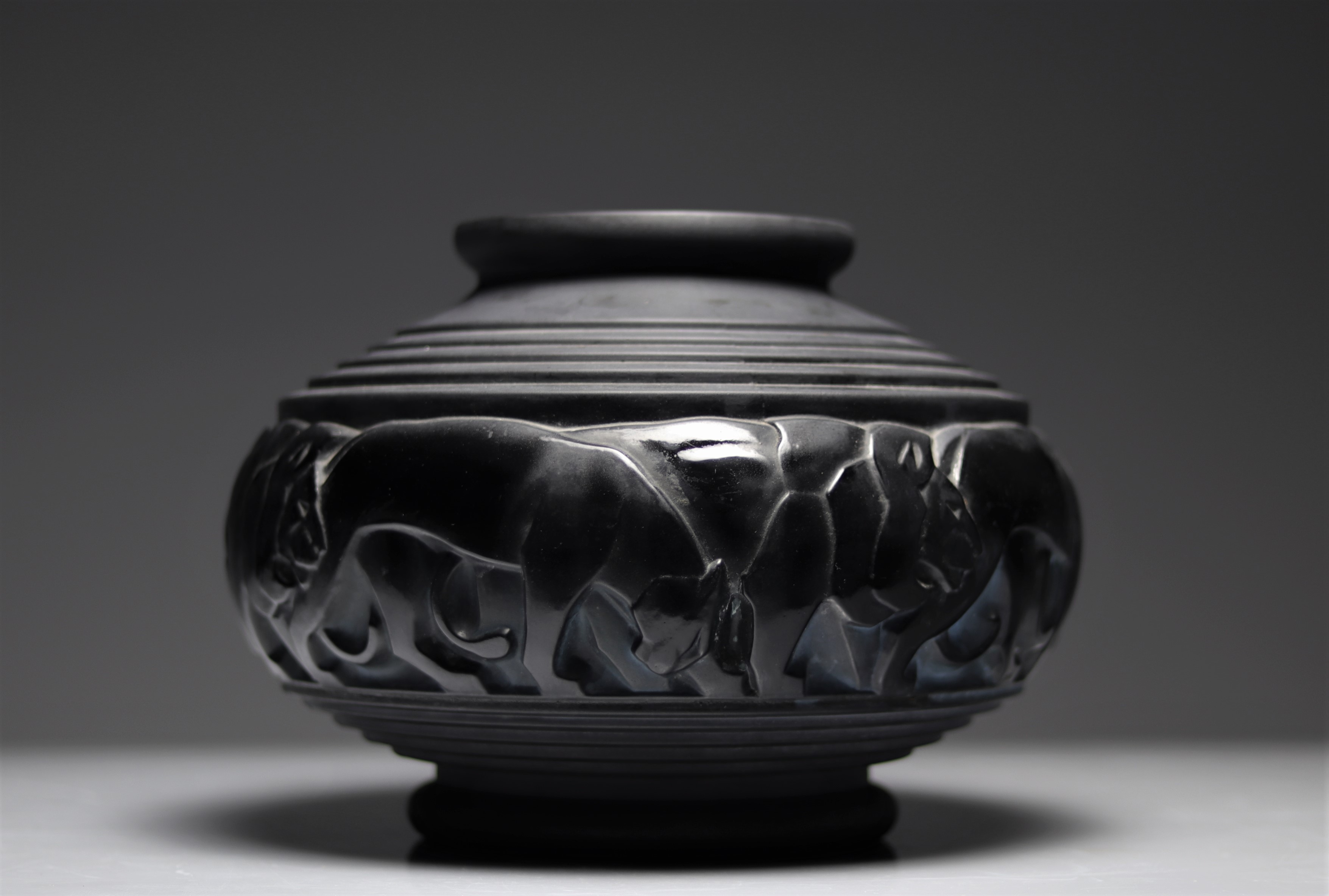 Vase with lions and lionesses from Avesn - Image 2 of 4