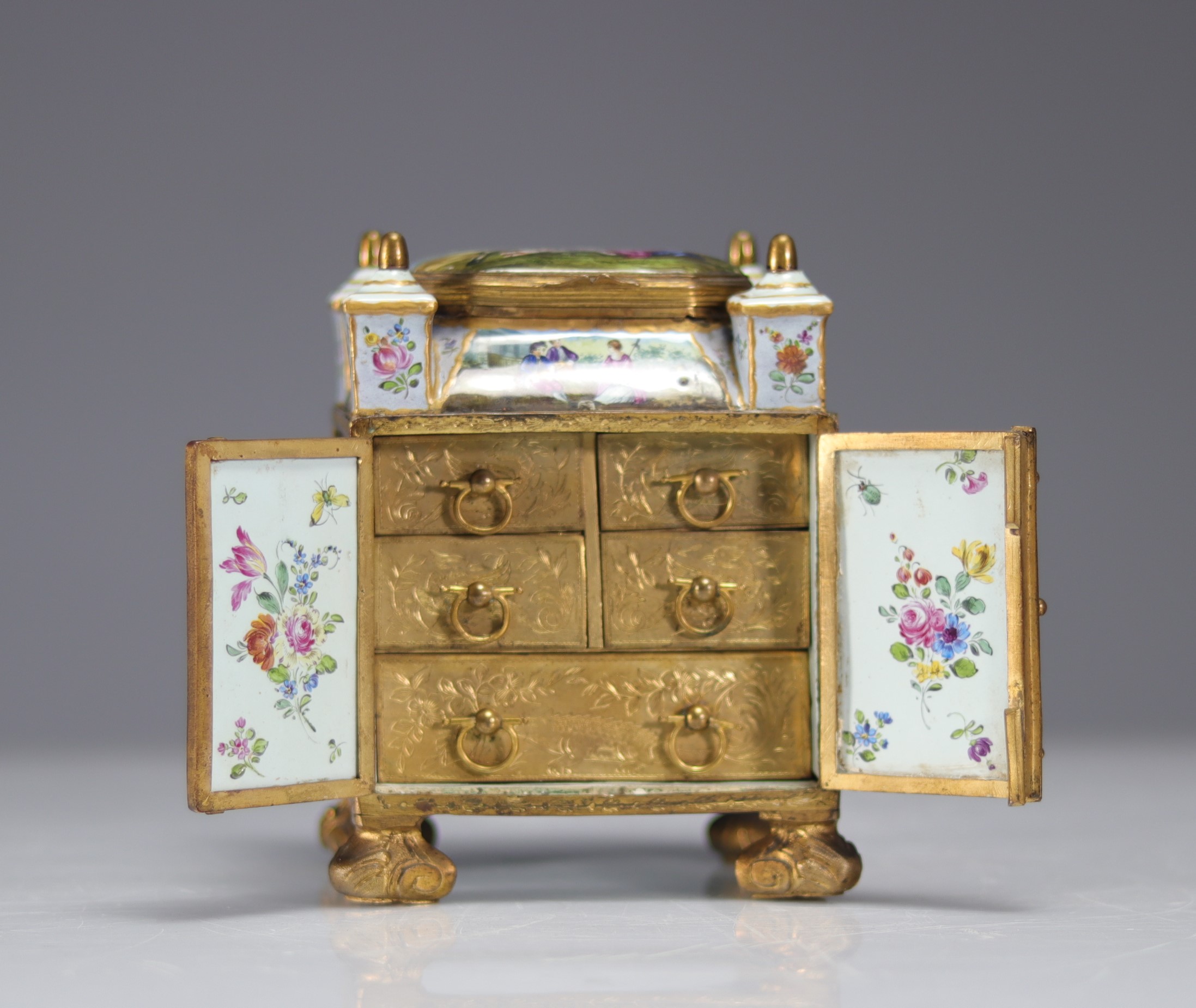 Sumptuous box painted with romantic scenes, probably Vienna. - Image 2 of 7