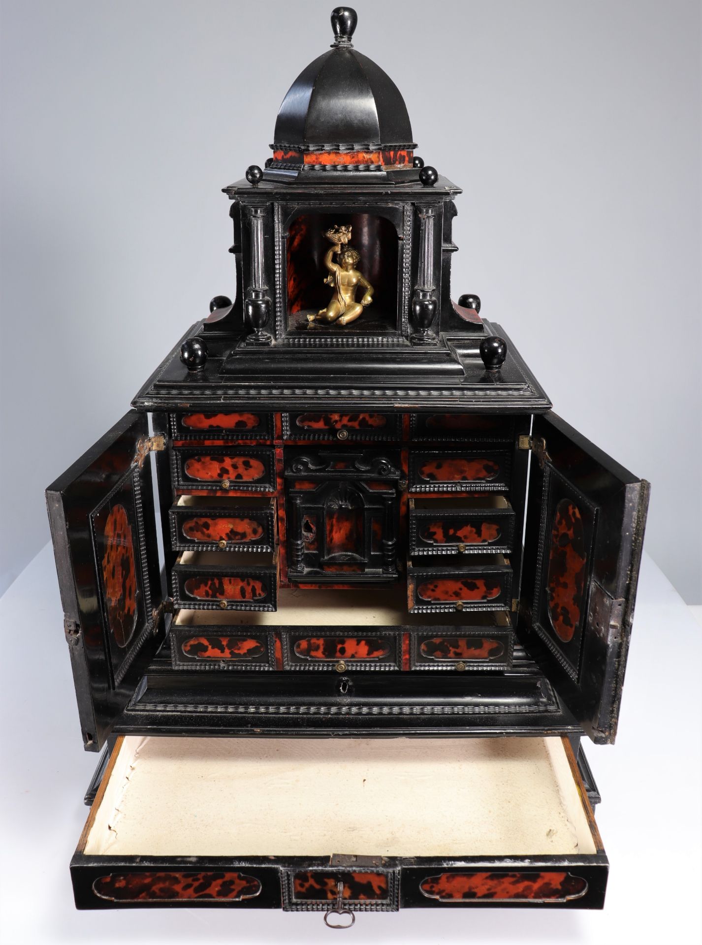 17th century Flanders wood and tortoiseshell cabinet - Bild 5 aus 6