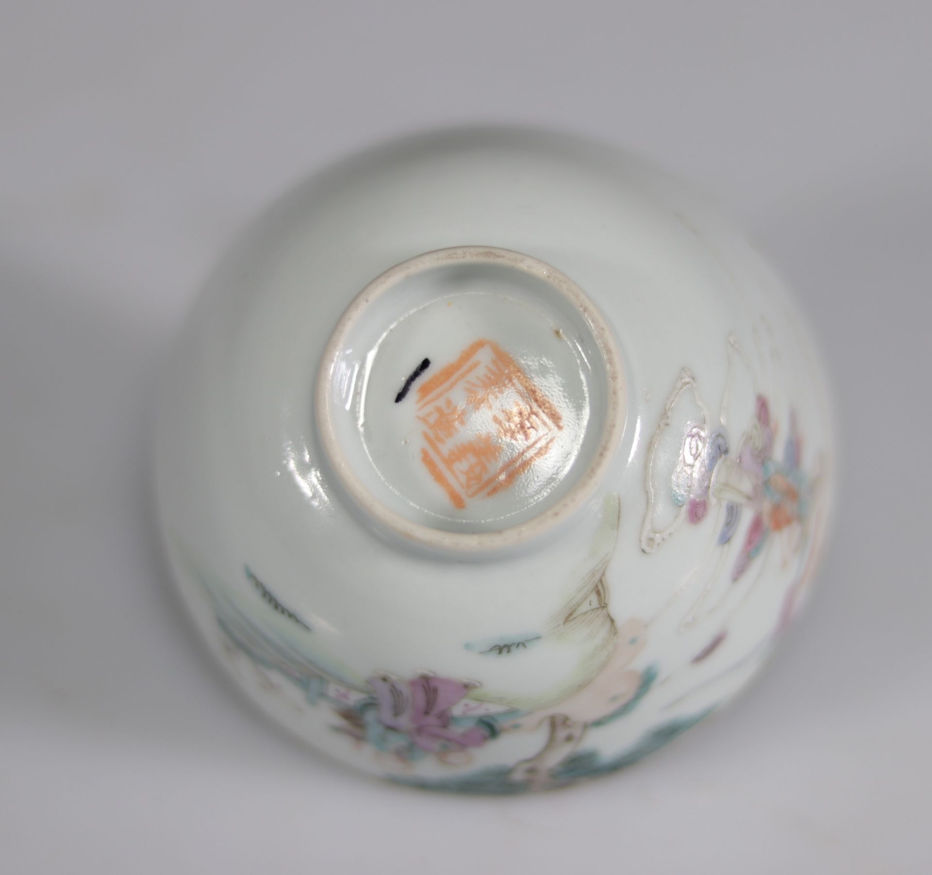Chinese porcelain famille rose bowl decorated with characters - Image 5 of 5