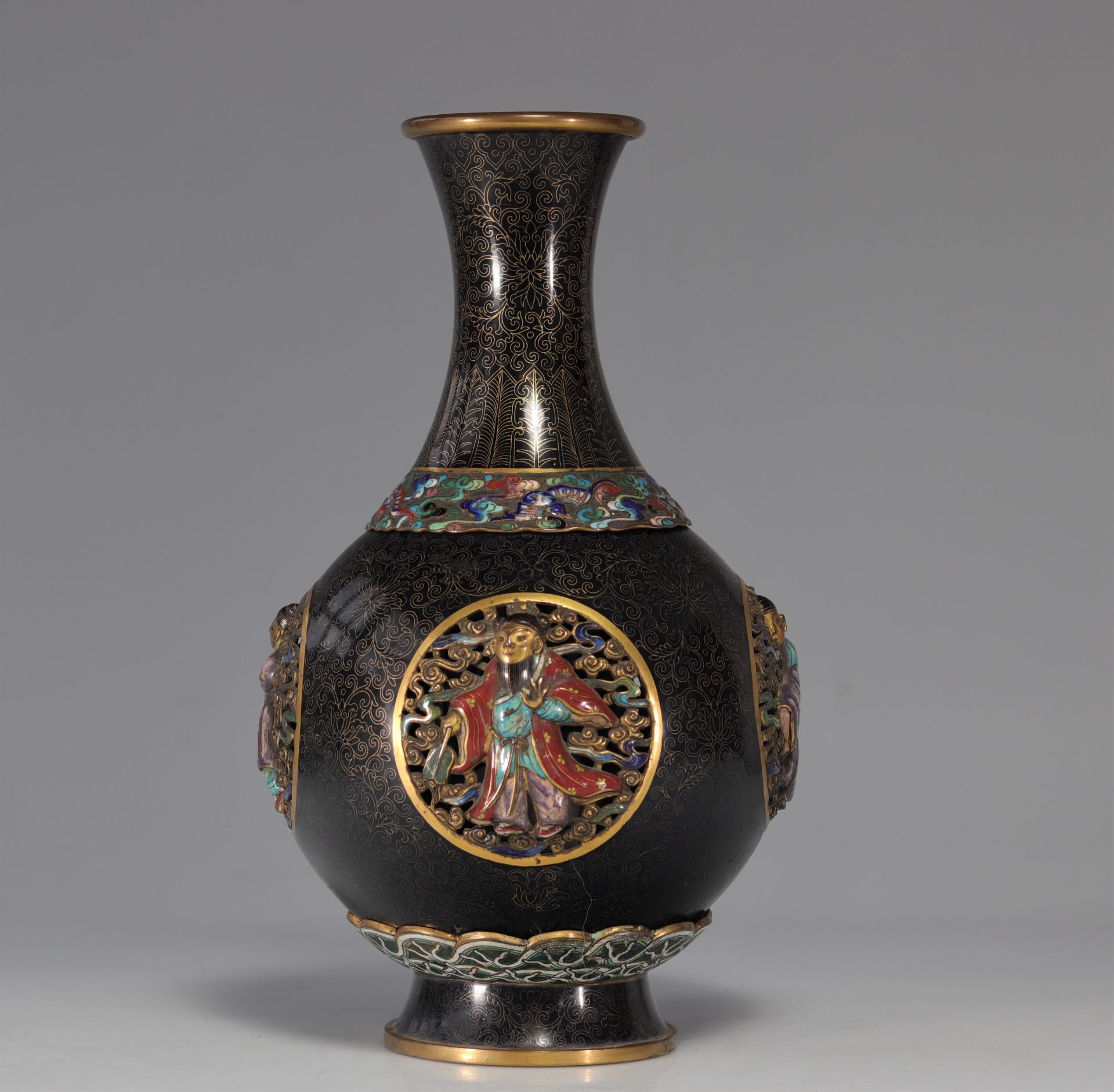 Cloisonne bronze vase decorated with Qing period figures - Image 6 of 9