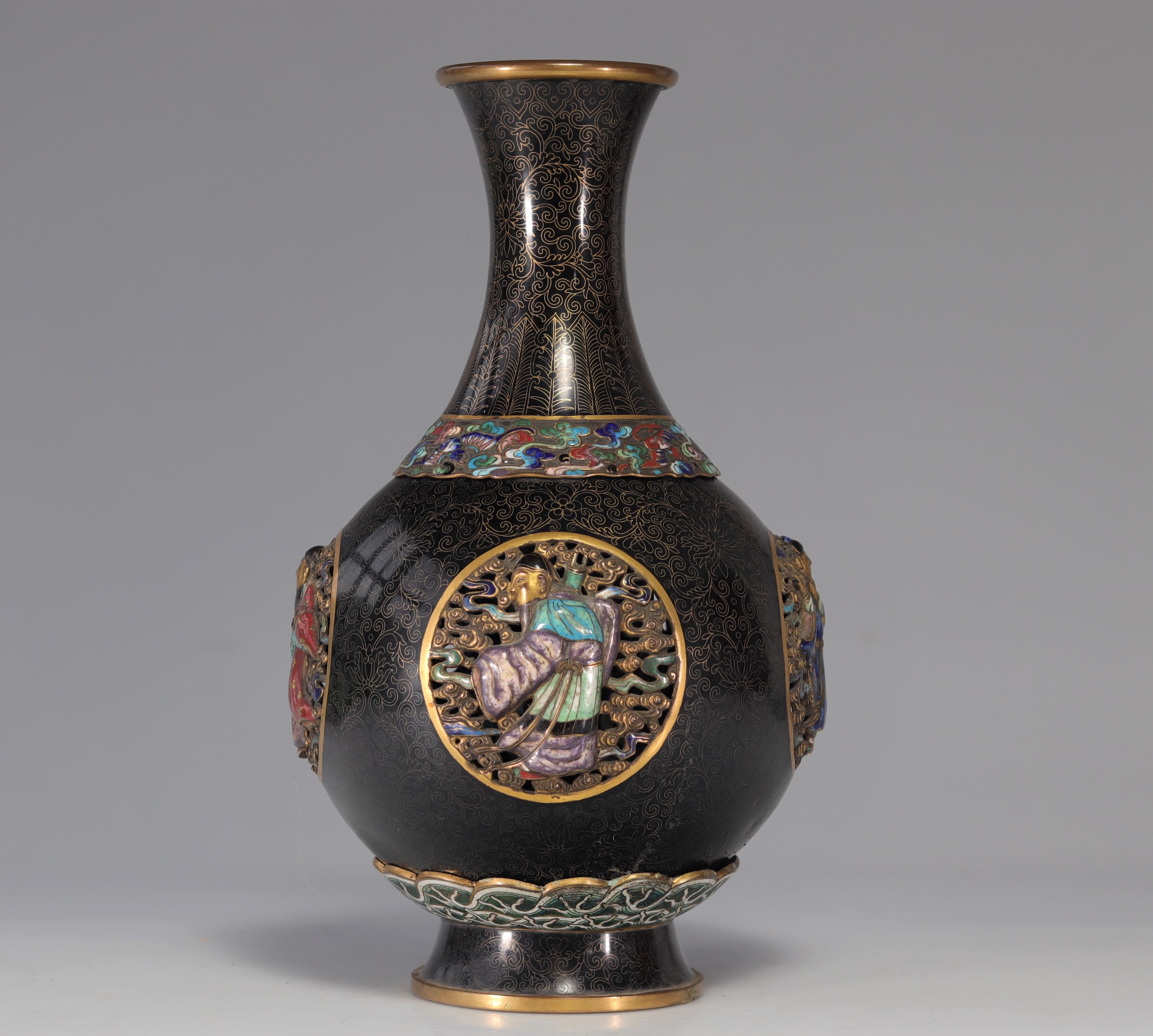 Cloisonne bronze vase decorated with Qing period figures - Image 7 of 9