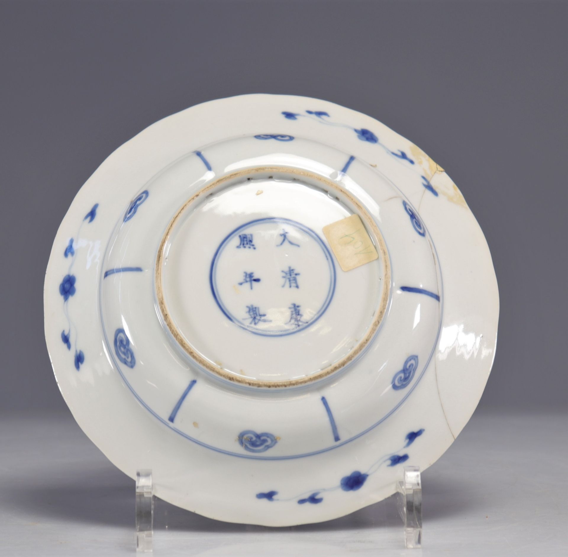 Blue white porcelain plate decorated with Kangxi mark and period warriors - Bild 2 aus 2