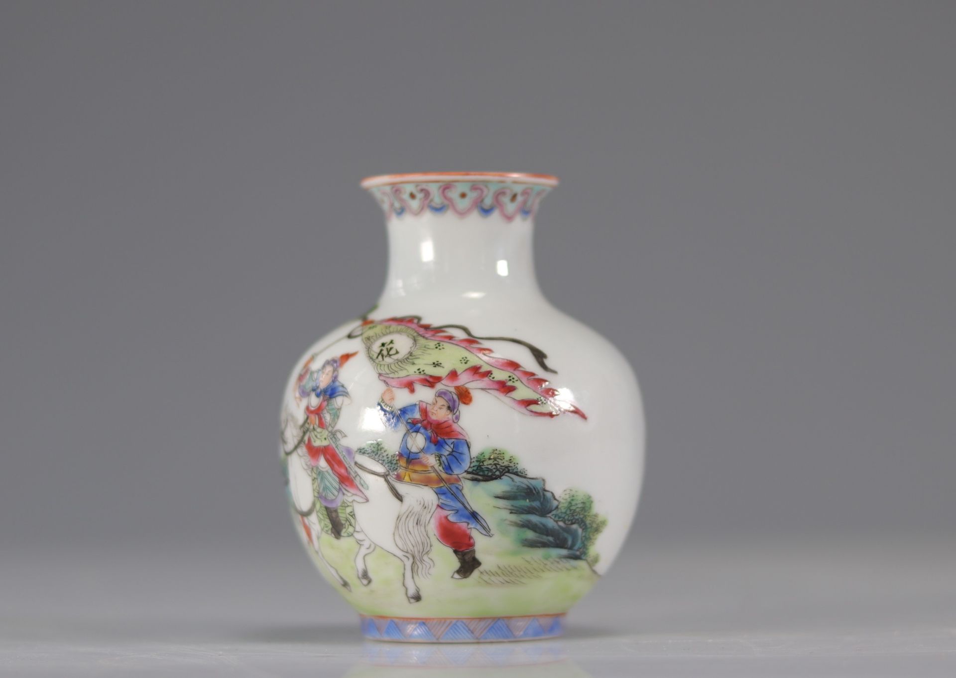 Porcelain vase decorated with horsemen Republic period - Bild 2 aus 4
