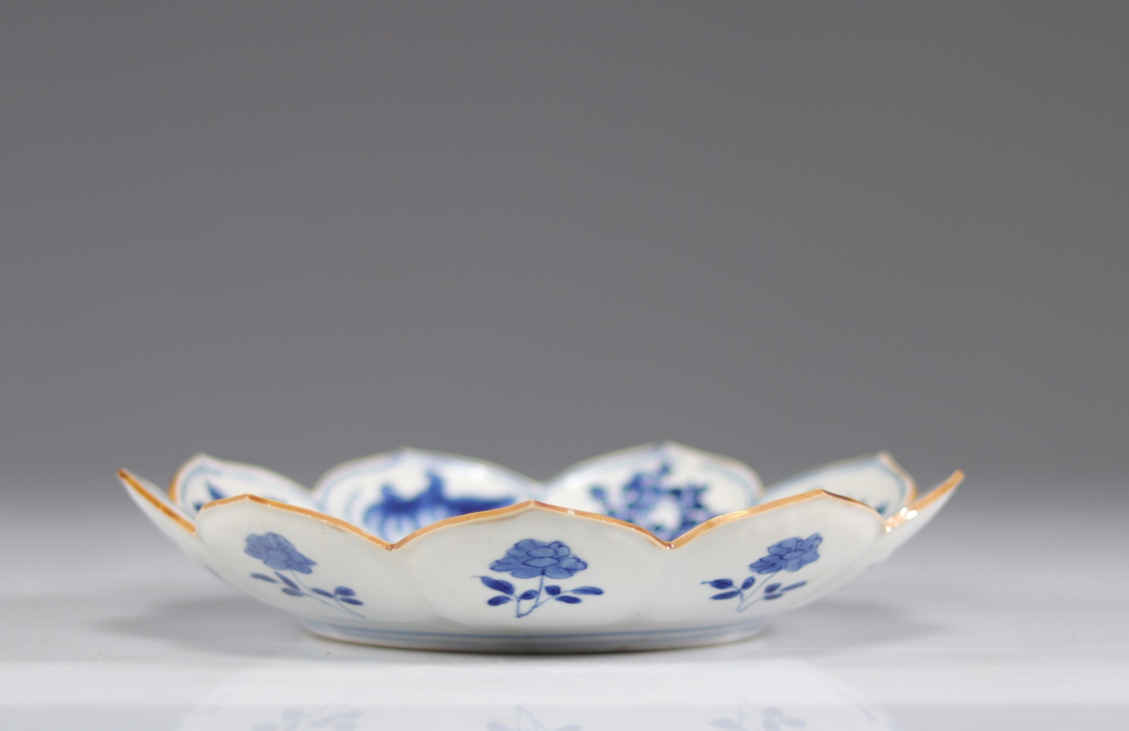 Blue white Chinese porcelain plate in the shape of a lotus - Image 2 of 3