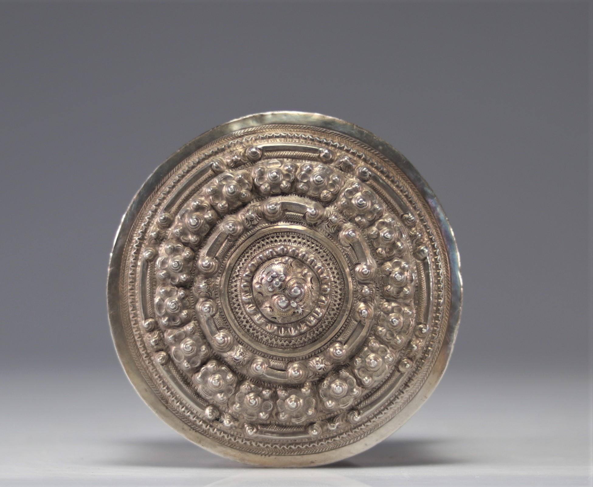 Embossed silver betel box, Burma, 19th C. - Image 4 of 5