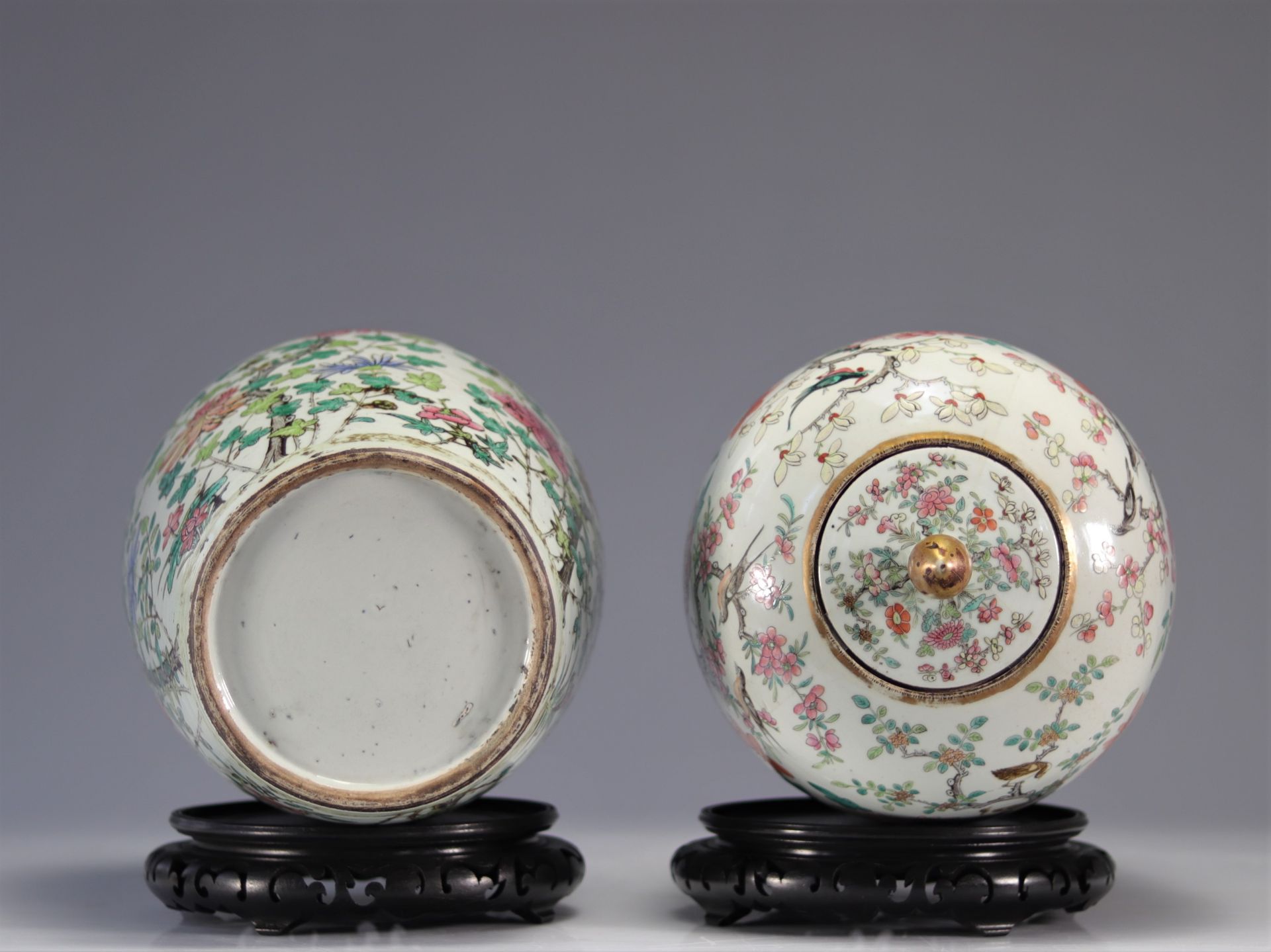 Pair of covered vases in famille rose porcelain with floral and bird decoration - Image 5 of 5