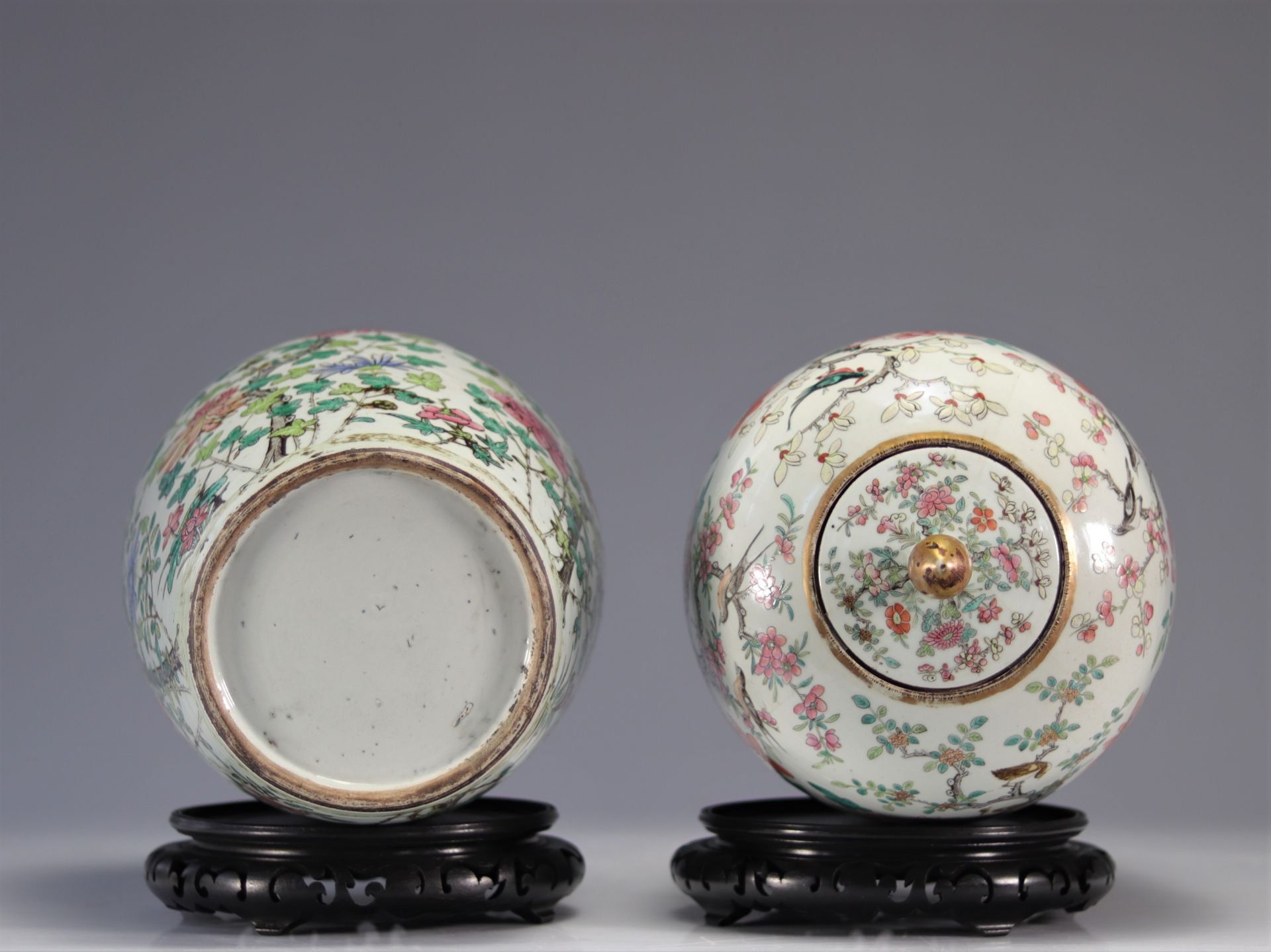 Pair of covered vases in famille rose porcelain with floral and bird decoration - Bild 5 aus 5