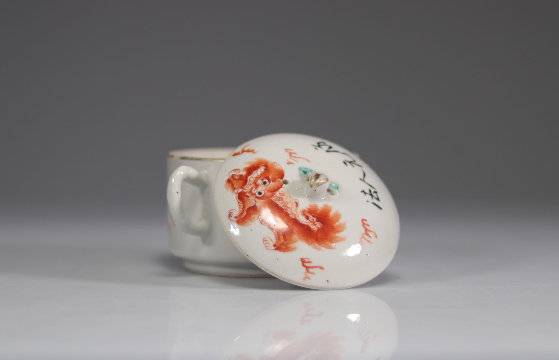 Chinese porcelain teapot decorated with "iron red" dogs - Image 4 of 5