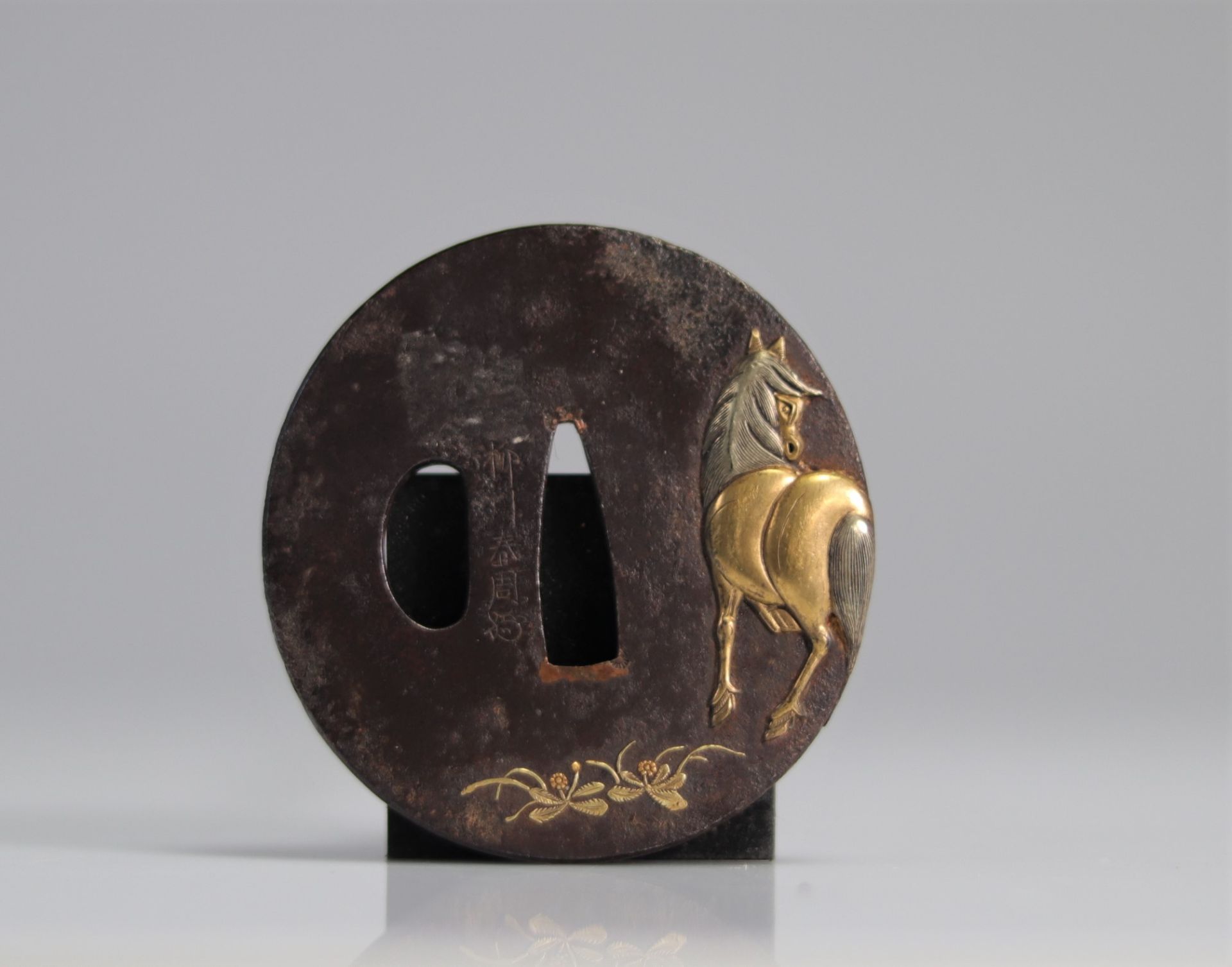 Japan Edo period (1603 - 1868). Tsuba iron and inlays.