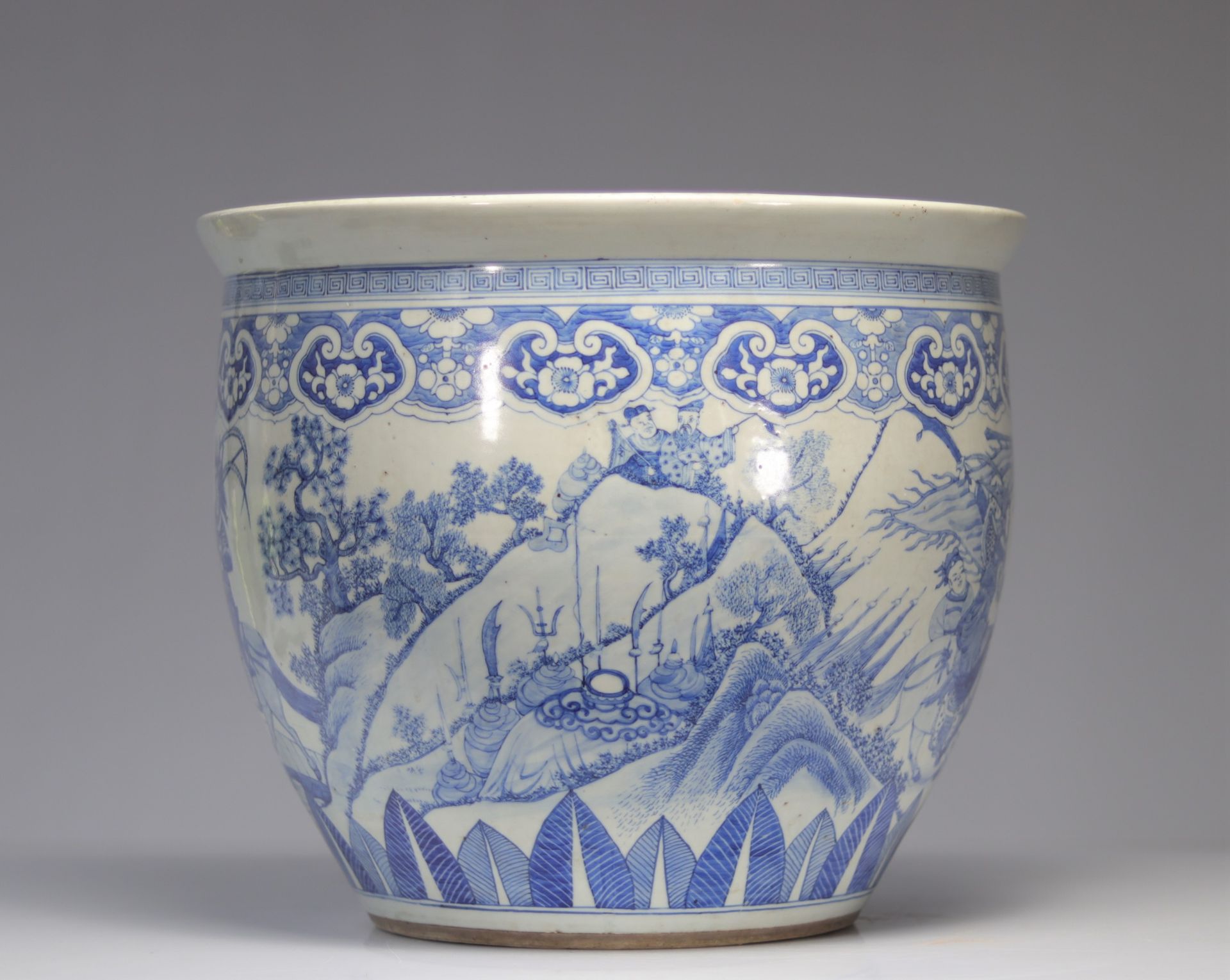 Imposing blue-white porcelain vase decorated with Qing period warriors - Image 5 of 6
