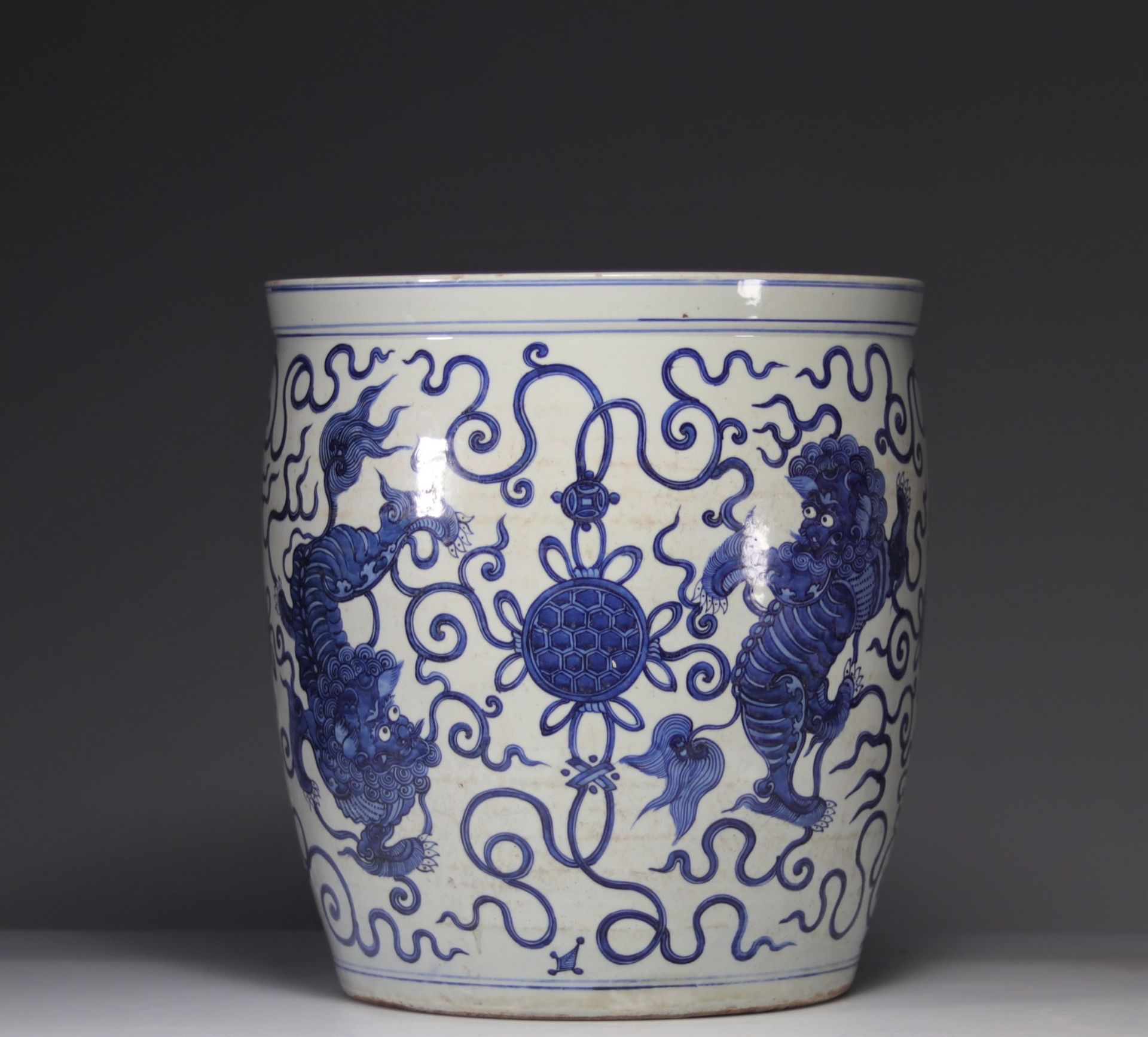 Imposing blue white vase decorated with dragons - Image 6 of 11