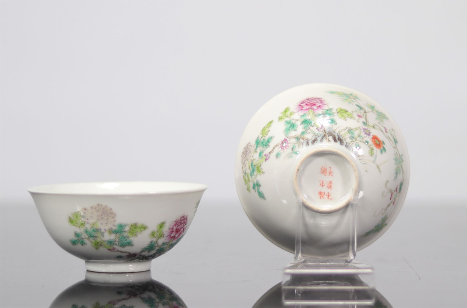 Pair of famille rose bowls decorated with flowers - Image 6 of 8