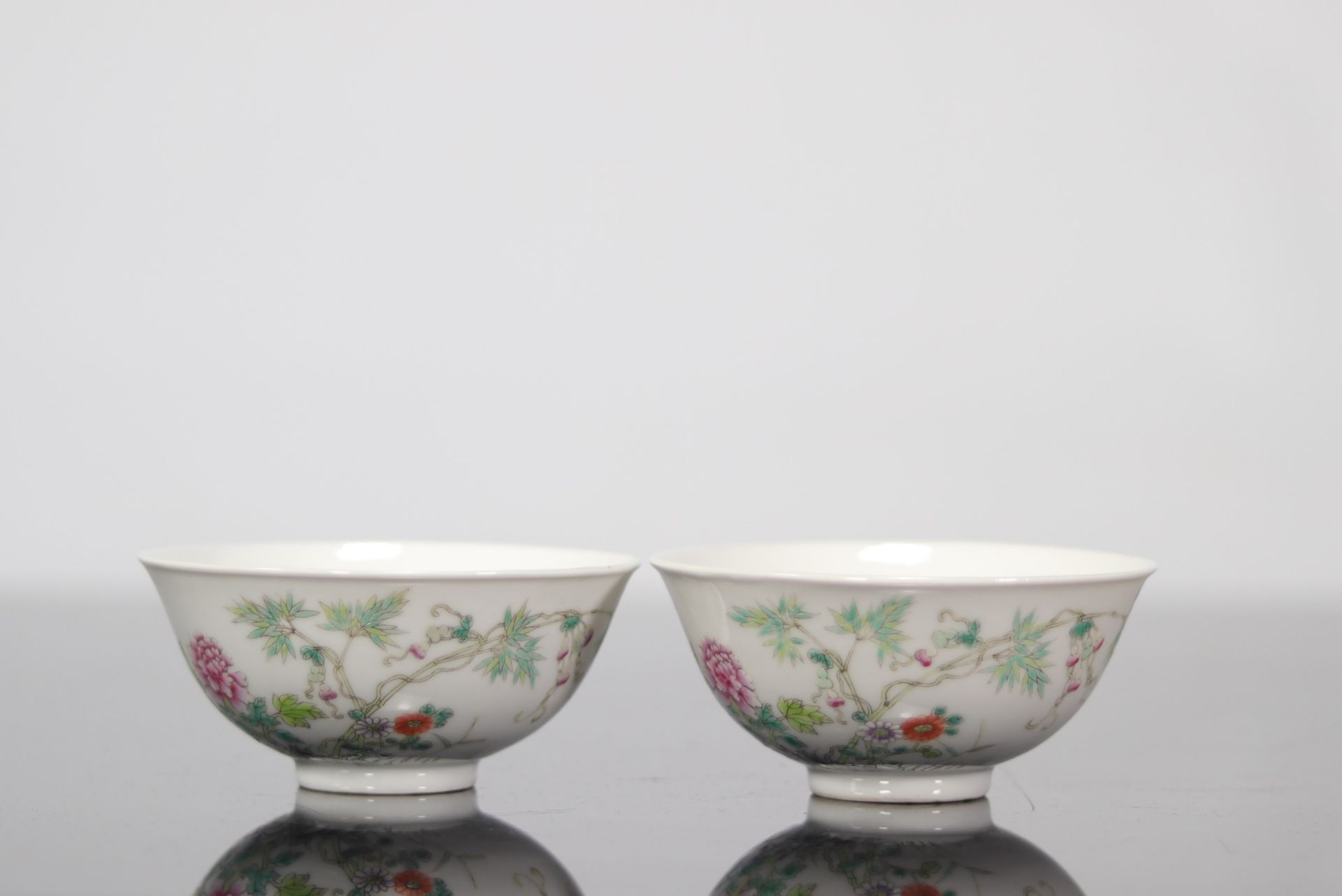 Pair of famille rose bowls decorated with flowers - Image 3 of 8