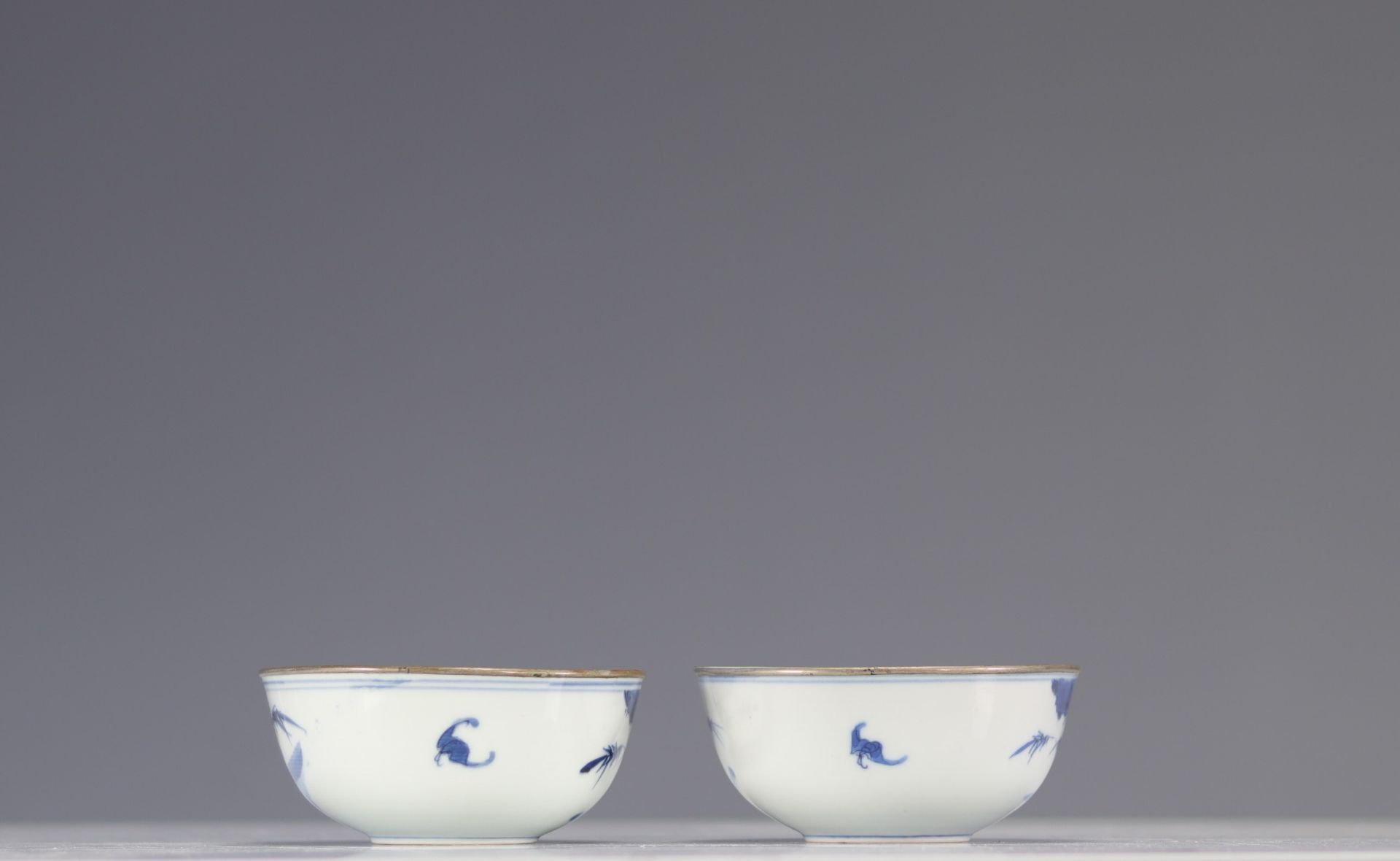 Pair of blue white bowls decorated with characters - Image 2 of 3