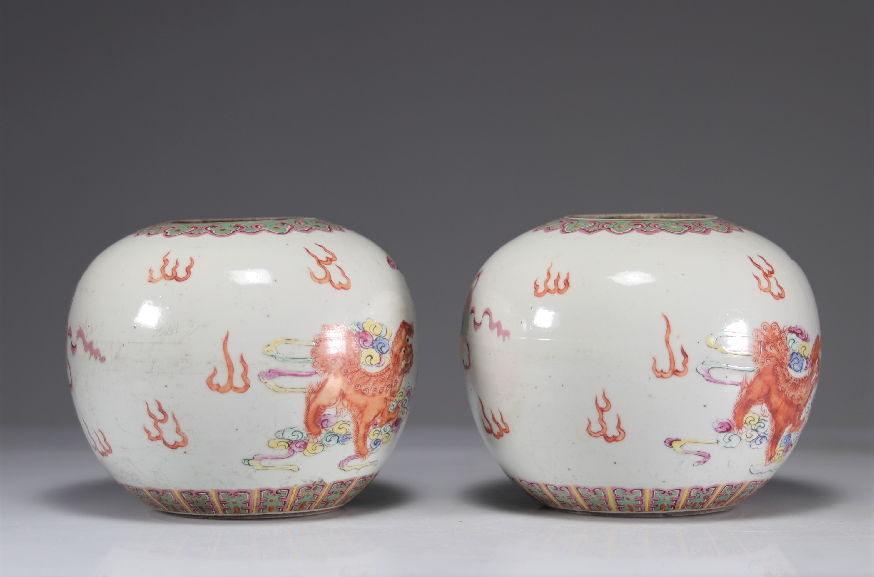 Pair of ball vases decorated with iron red lions - Image 2 of 5