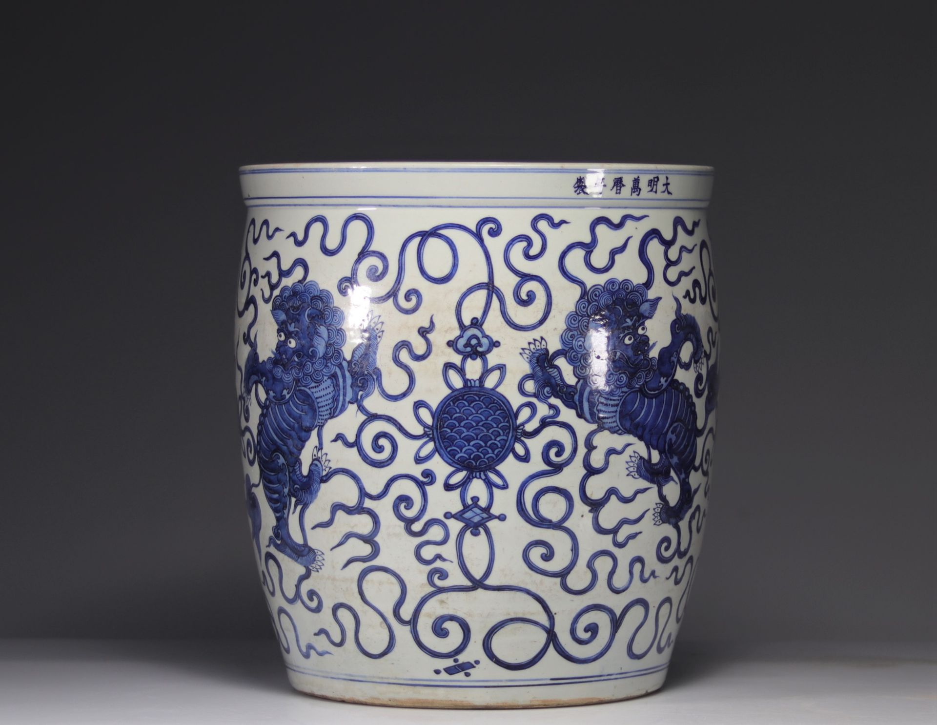 Imposing blue white vase decorated with dragons - Image 4 of 11
