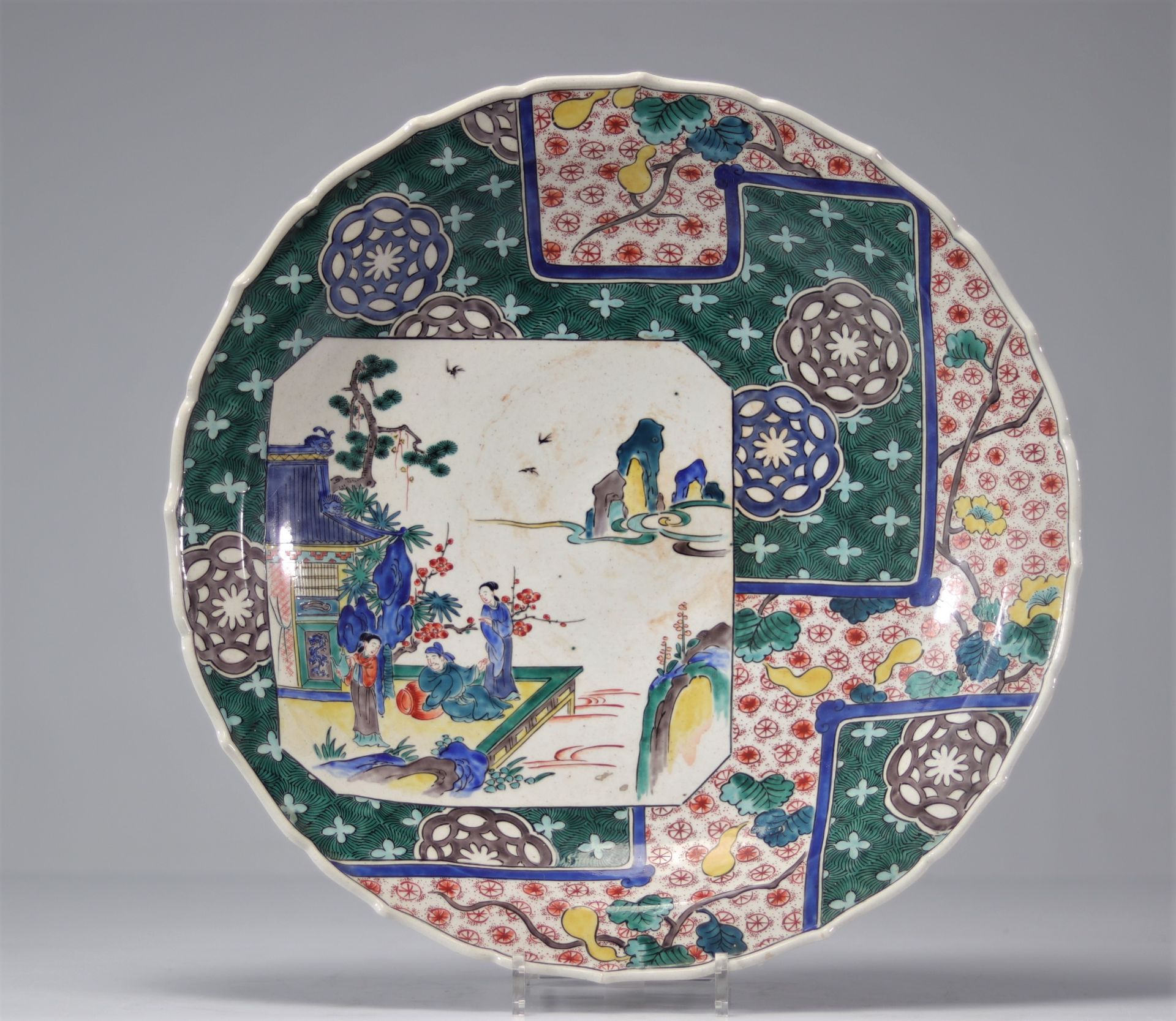 Imposing Japanese porcelain dish