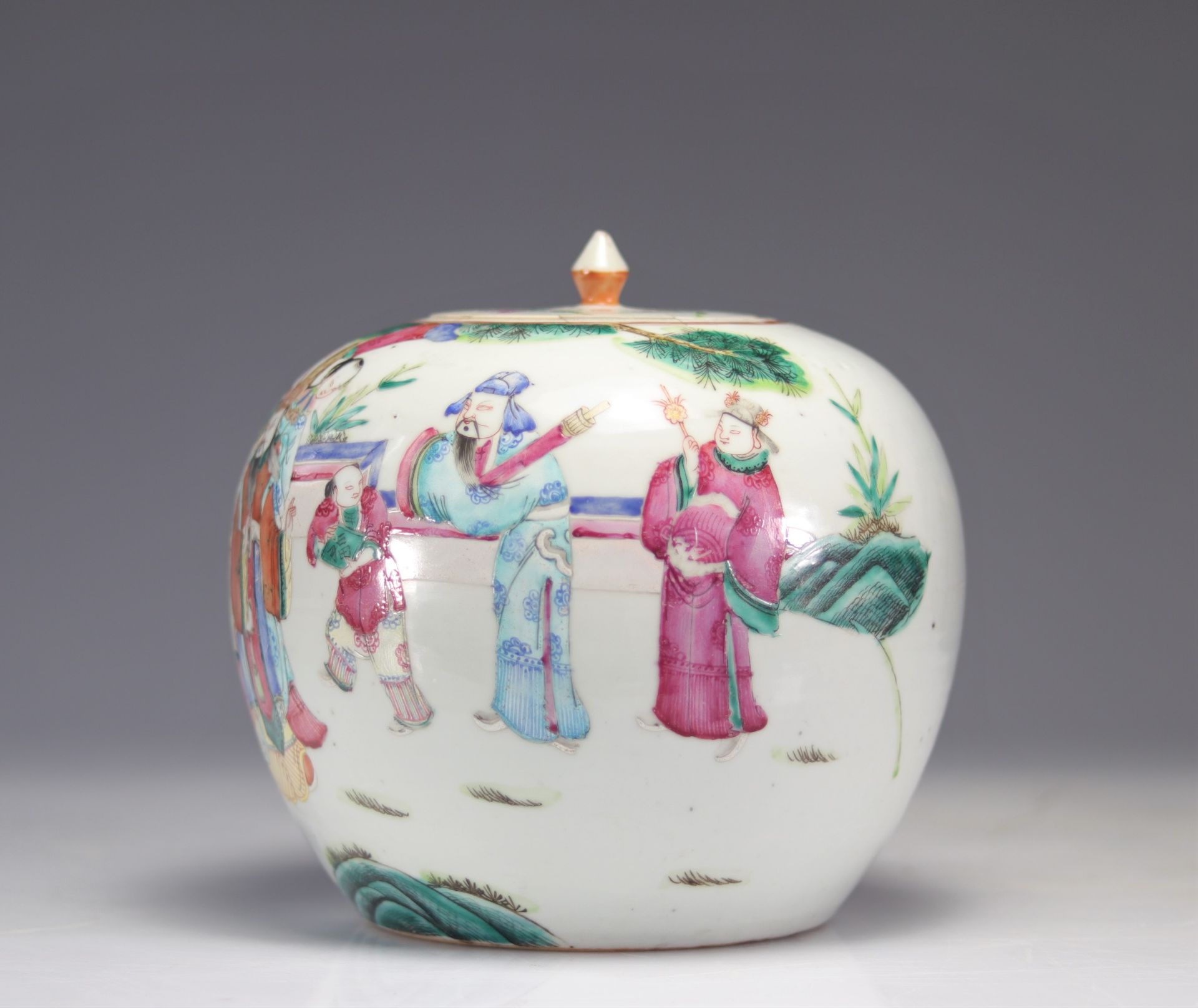 Covered vase in famille rose porcelain decorated with characters - Image 2 of 5