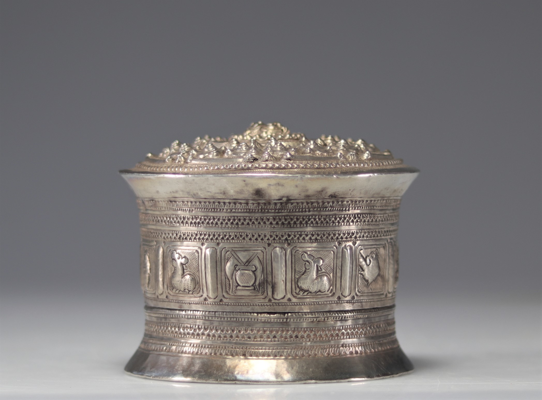 Embossed silver betel box, Burma, 19th C. - Image 3 of 5