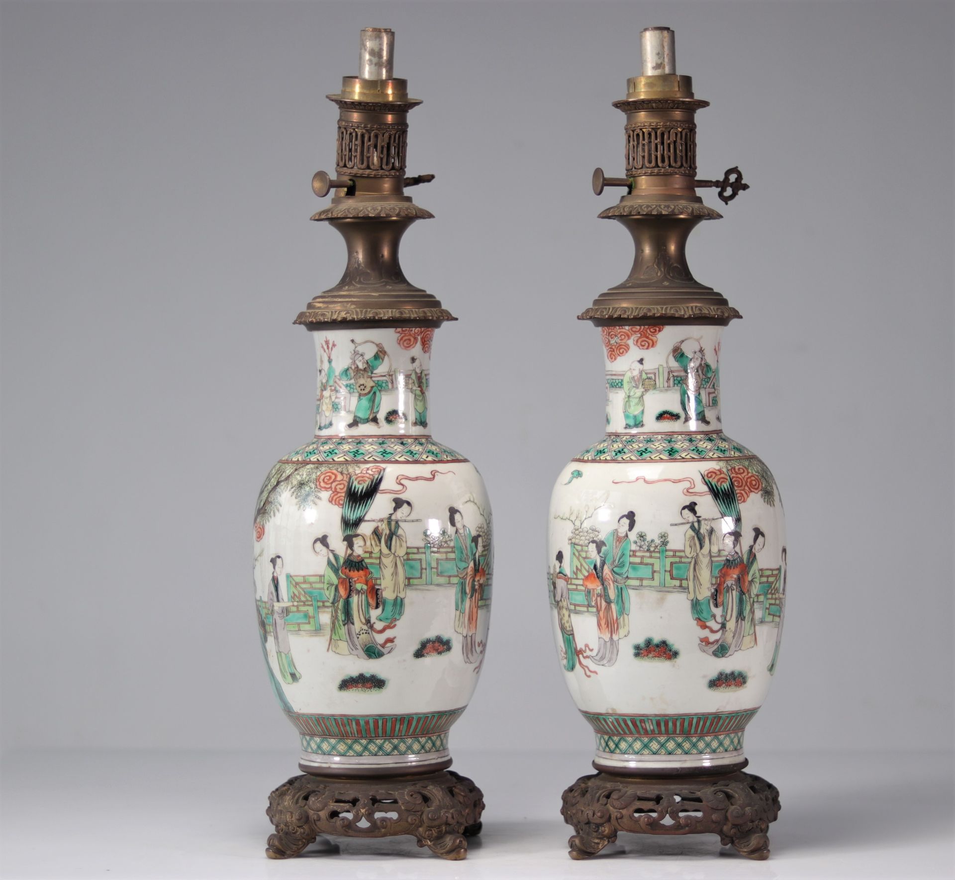 Pair of famille verte porcelain vases decorated with characters - Image 3 of 3