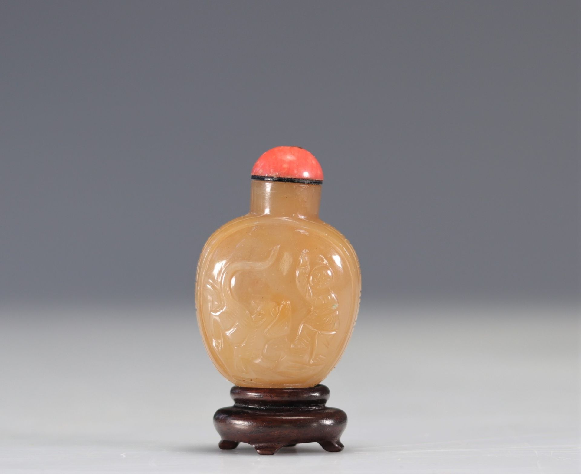 Chinese agate snuffbox with character and tiger decoration - Image 3 of 3