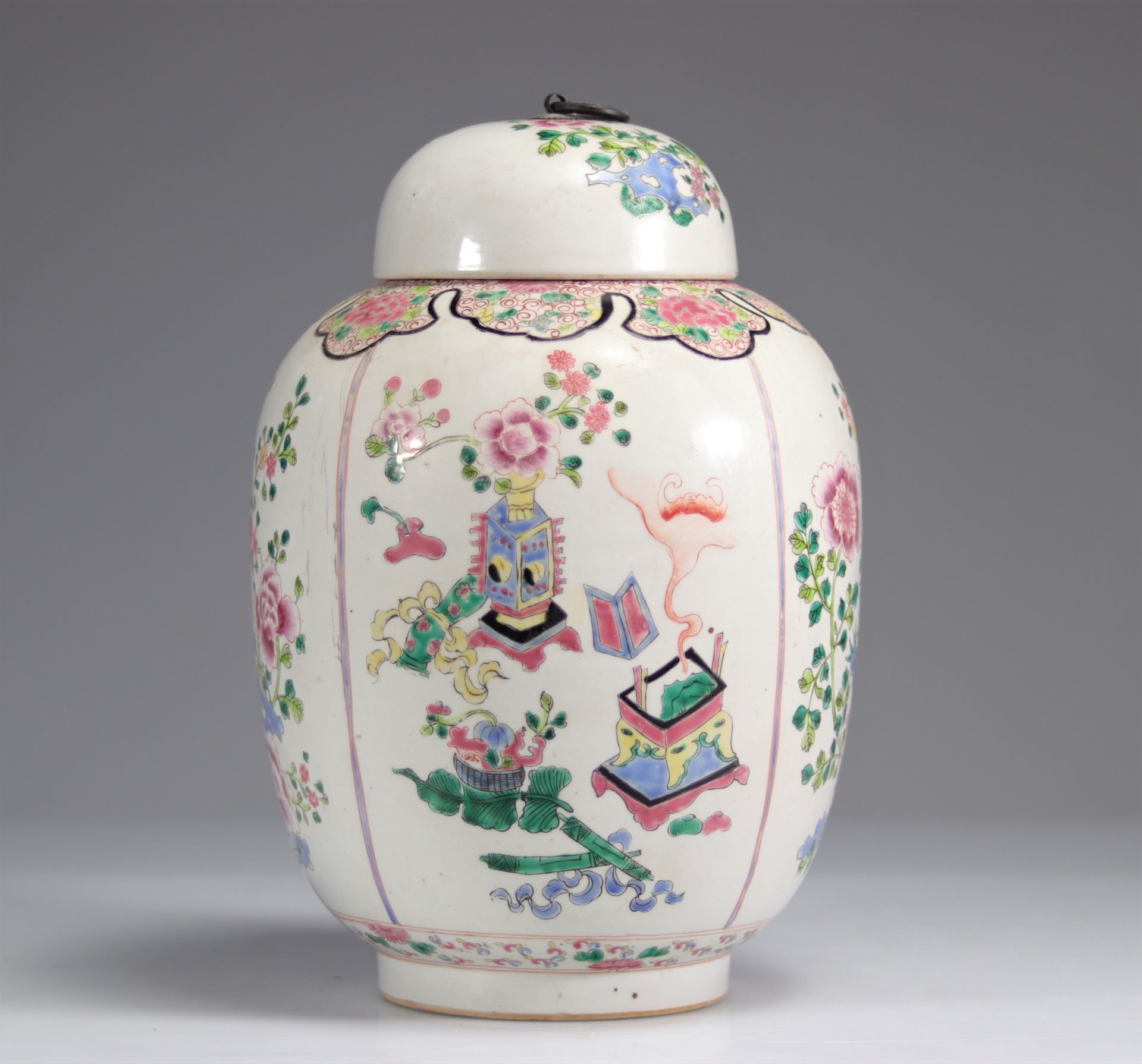 Covered vase in Chinese famille rose porcelain