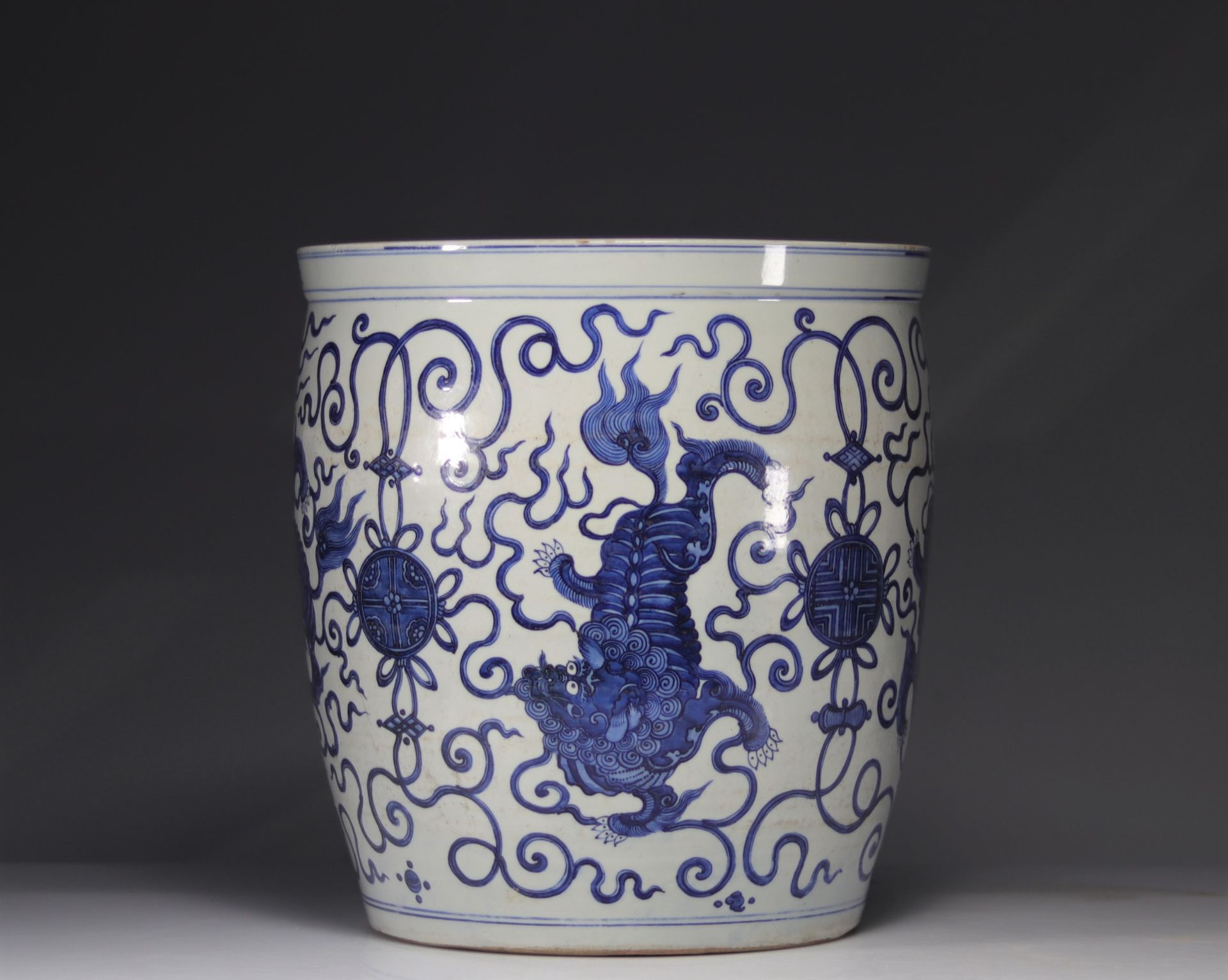 Imposing blue white vase decorated with dragons - Image 8 of 11