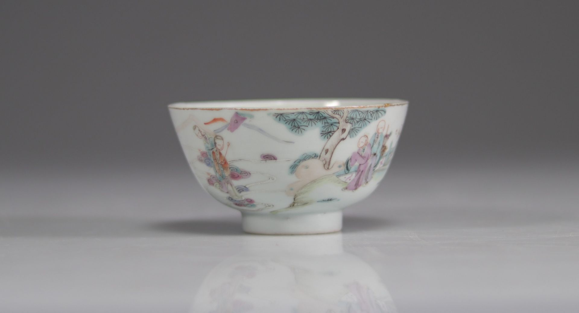 Chinese porcelain famille rose bowl decorated with characters