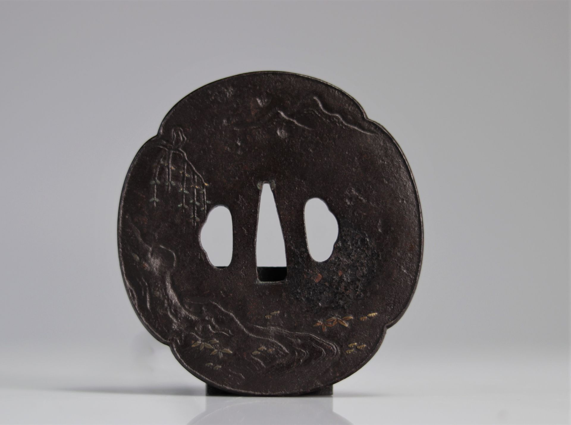 Japan Edo period (1603 - 1868). Nagamarugata steel tsuba embossed with horses and inlaid with gilded - Image 2 of 2