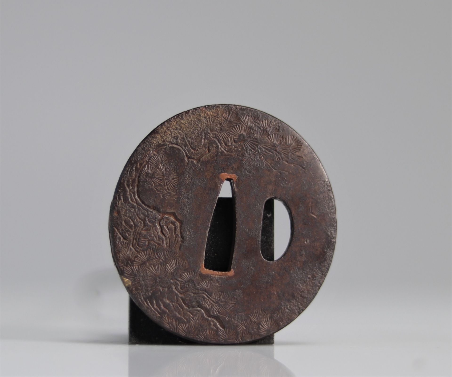 Japan Edo period (1603 - 1868). Tsuba iron and inlays. - Bild 2 aus 2