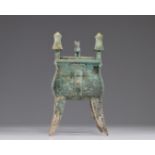 Bronze urn with archaic decoration, Shang period