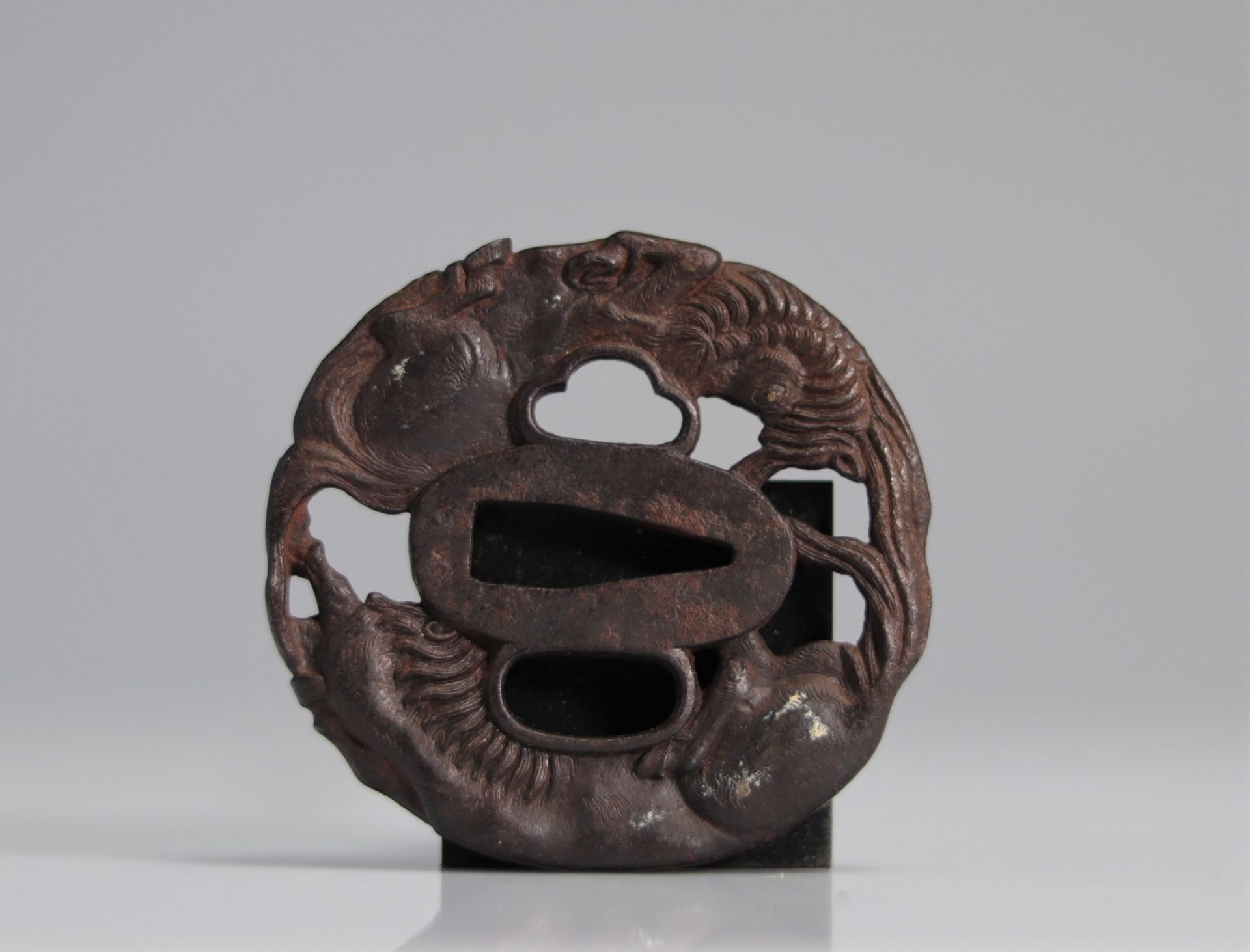 Japan Edo period (1603 - 1868). Openwork steel tsuba in nagamarugata shape. Relief depicting horses. - Bild 2 aus 2