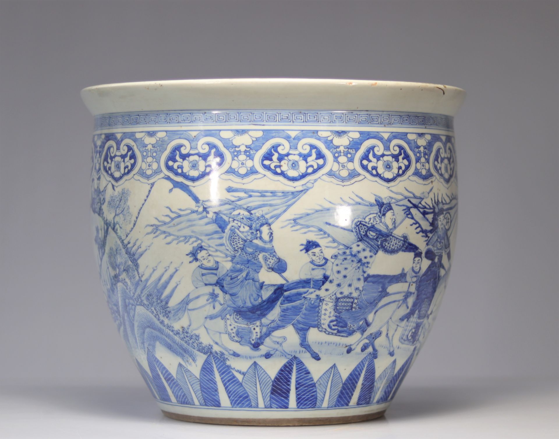 Imposing blue-white porcelain vase decorated with Qing period warriors - Image 4 of 6