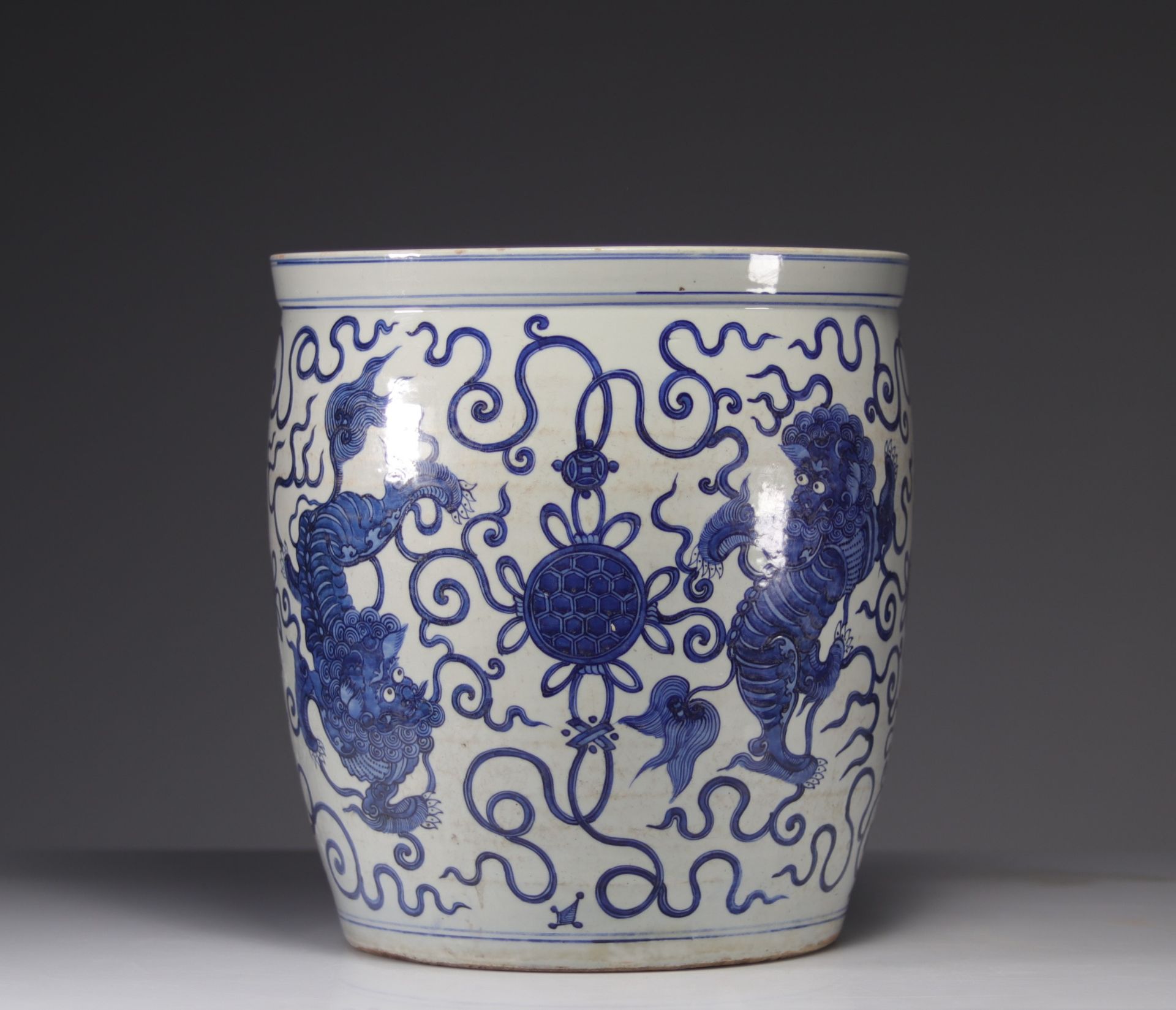 Imposing blue white vase decorated with dragons - Image 5 of 11