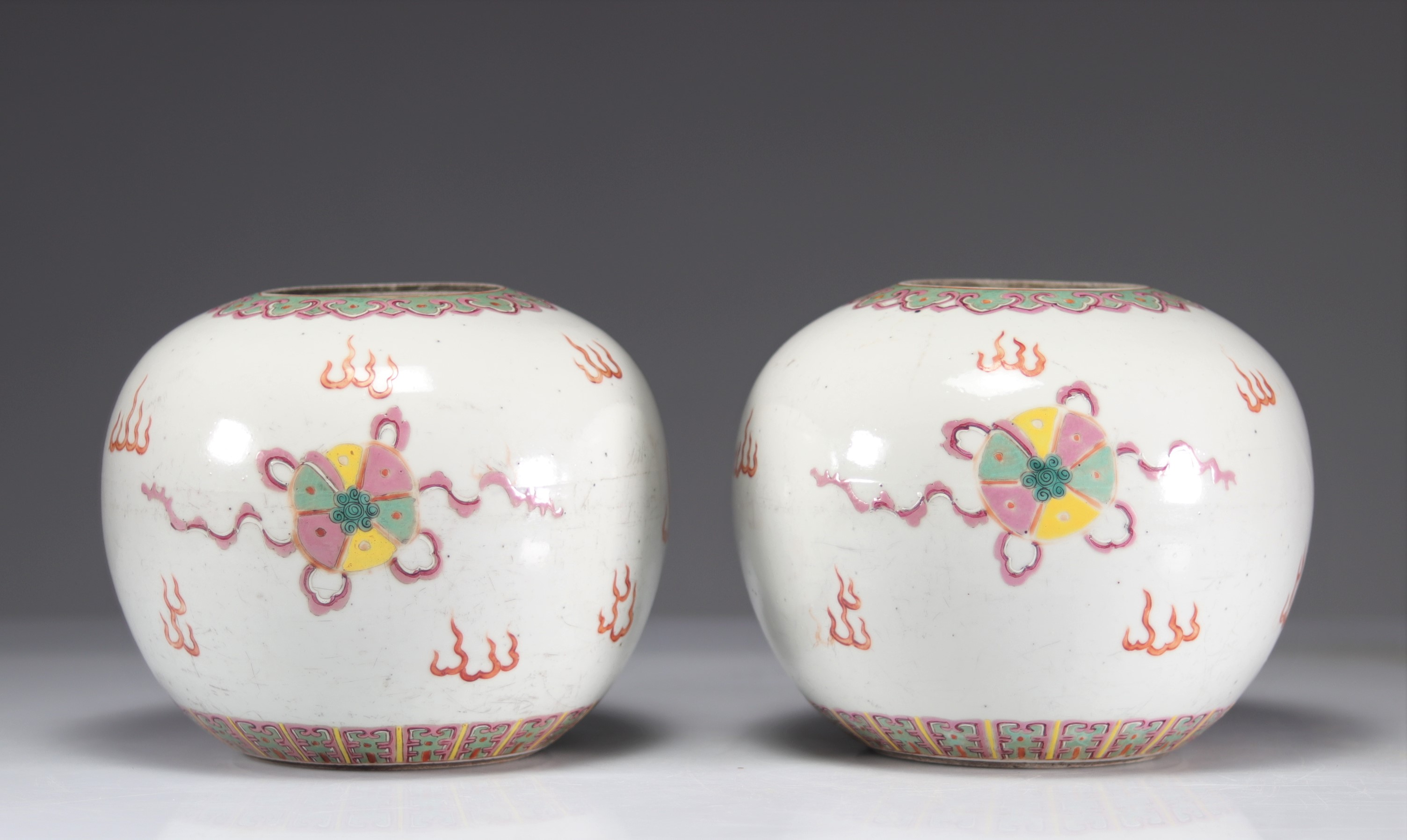 Pair of ball vases decorated with iron red lions - Image 3 of 5