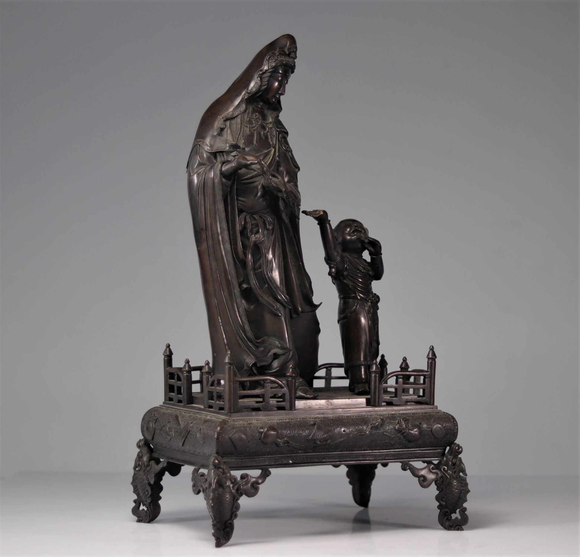 Imposing bronze Guanyin and child Asia 19th century - Image 3 of 6