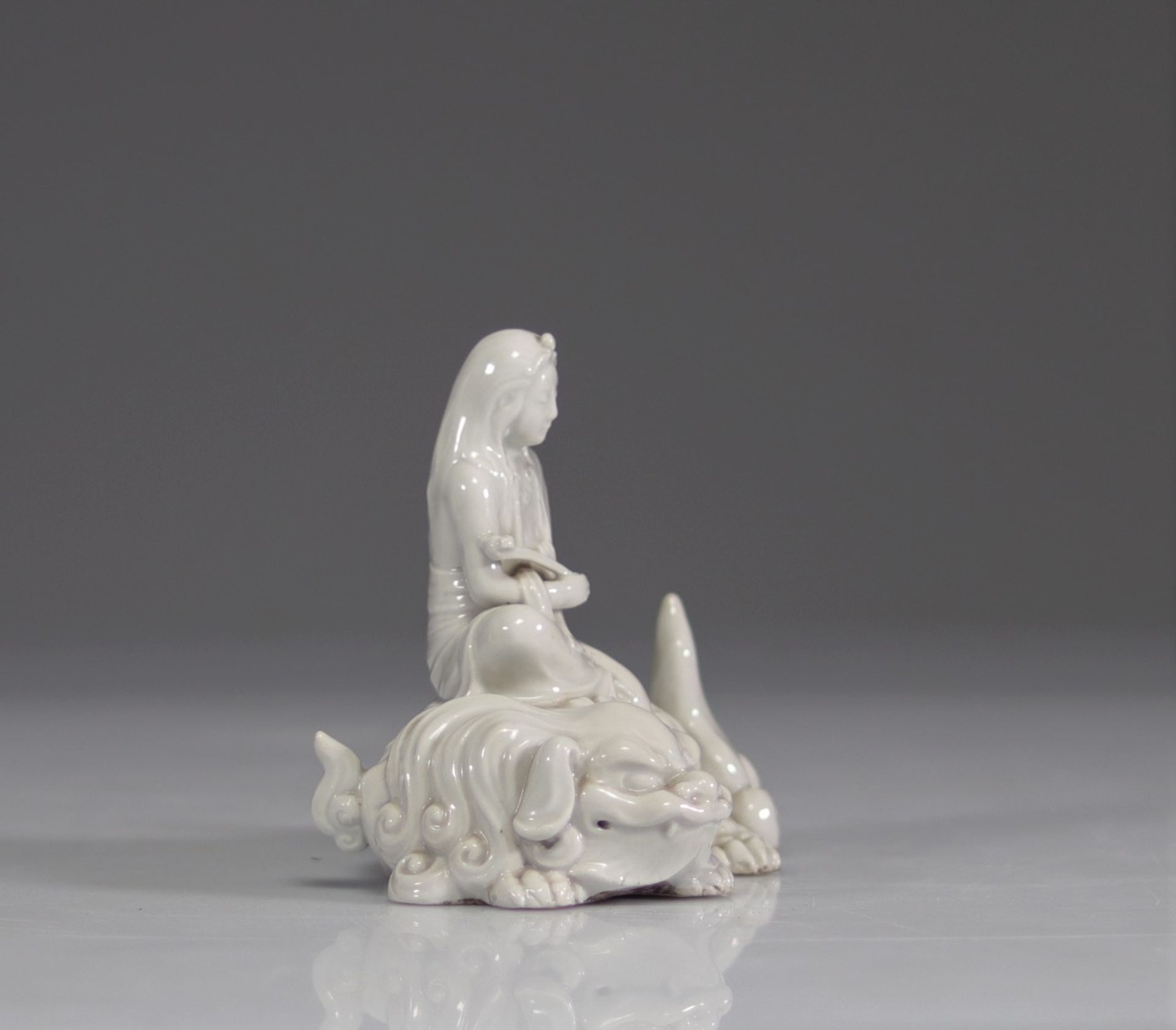 Guanyin on dragon in Blanc de Chine porcelain, China, Qing dynasty - Image 2 of 5