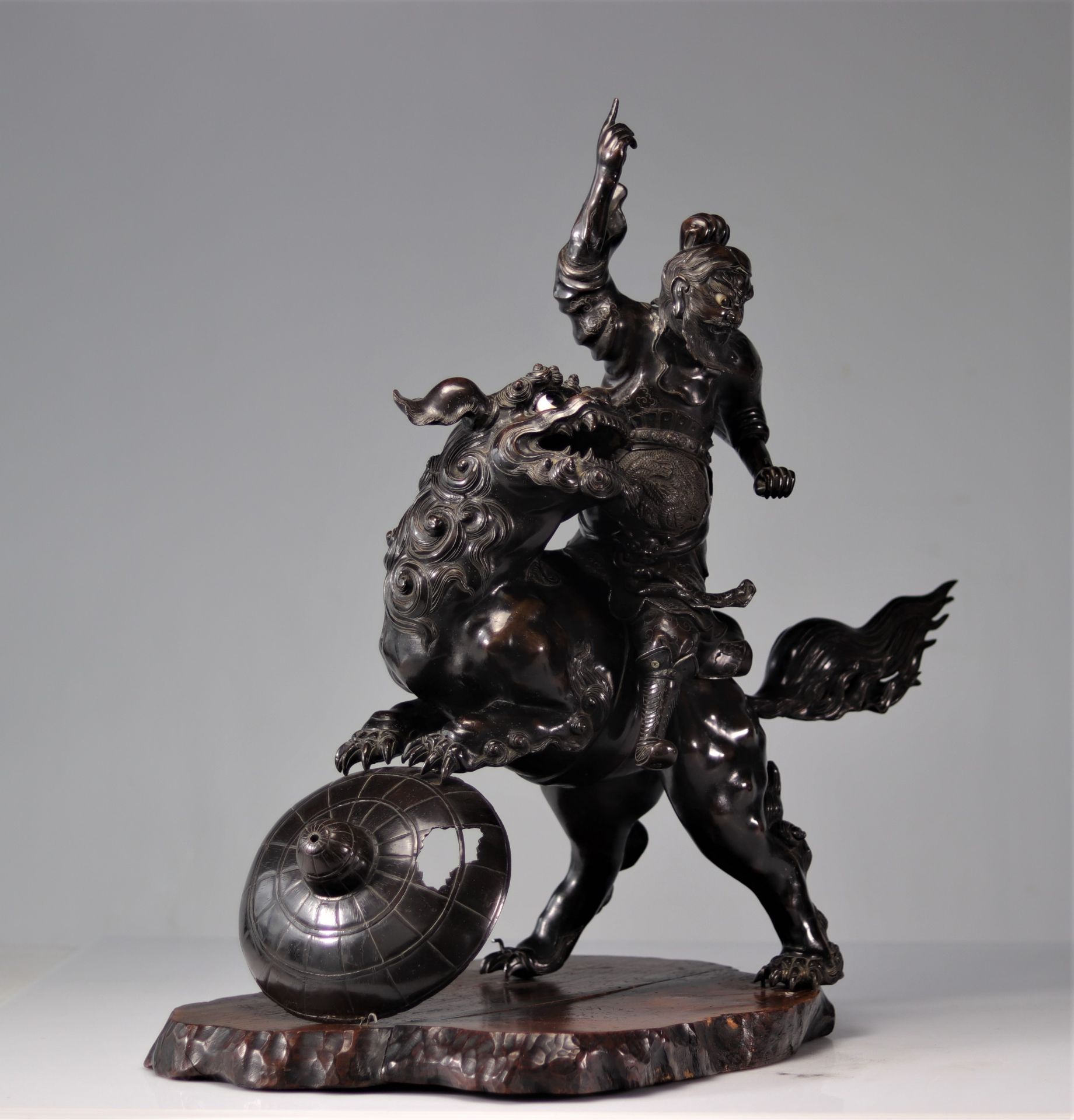 Imposing bronze warrior riding a Fo dog 19th century - Image 4 of 6