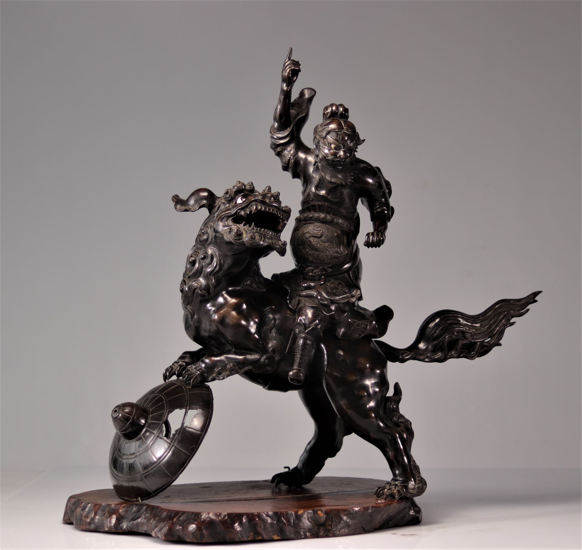 Imposing bronze warrior riding a Fo dog 19th century - Image 5 of 6