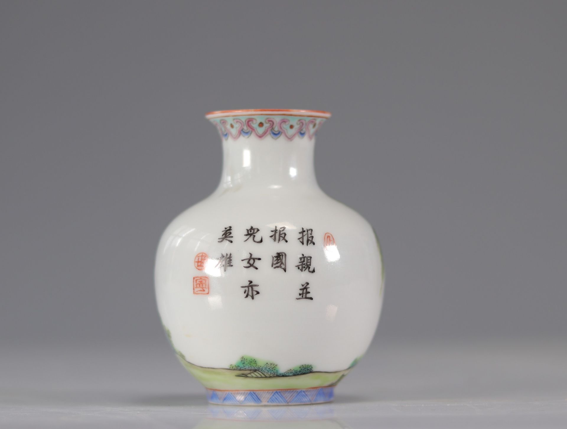 Porcelain vase decorated with horsemen Republic period - Bild 4 aus 4