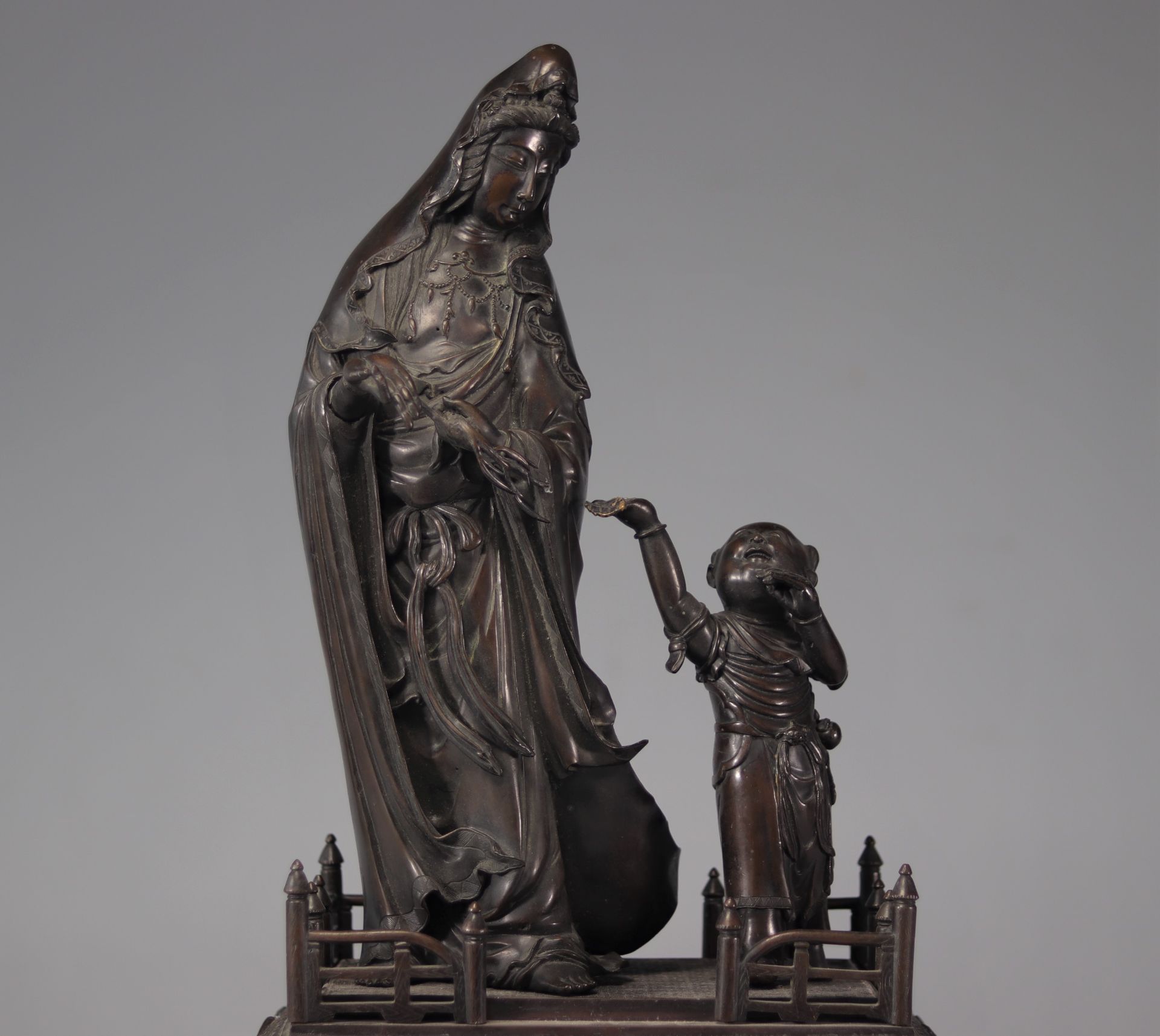 Imposing bronze Guanyin and child Asia 19th century - Image 6 of 6