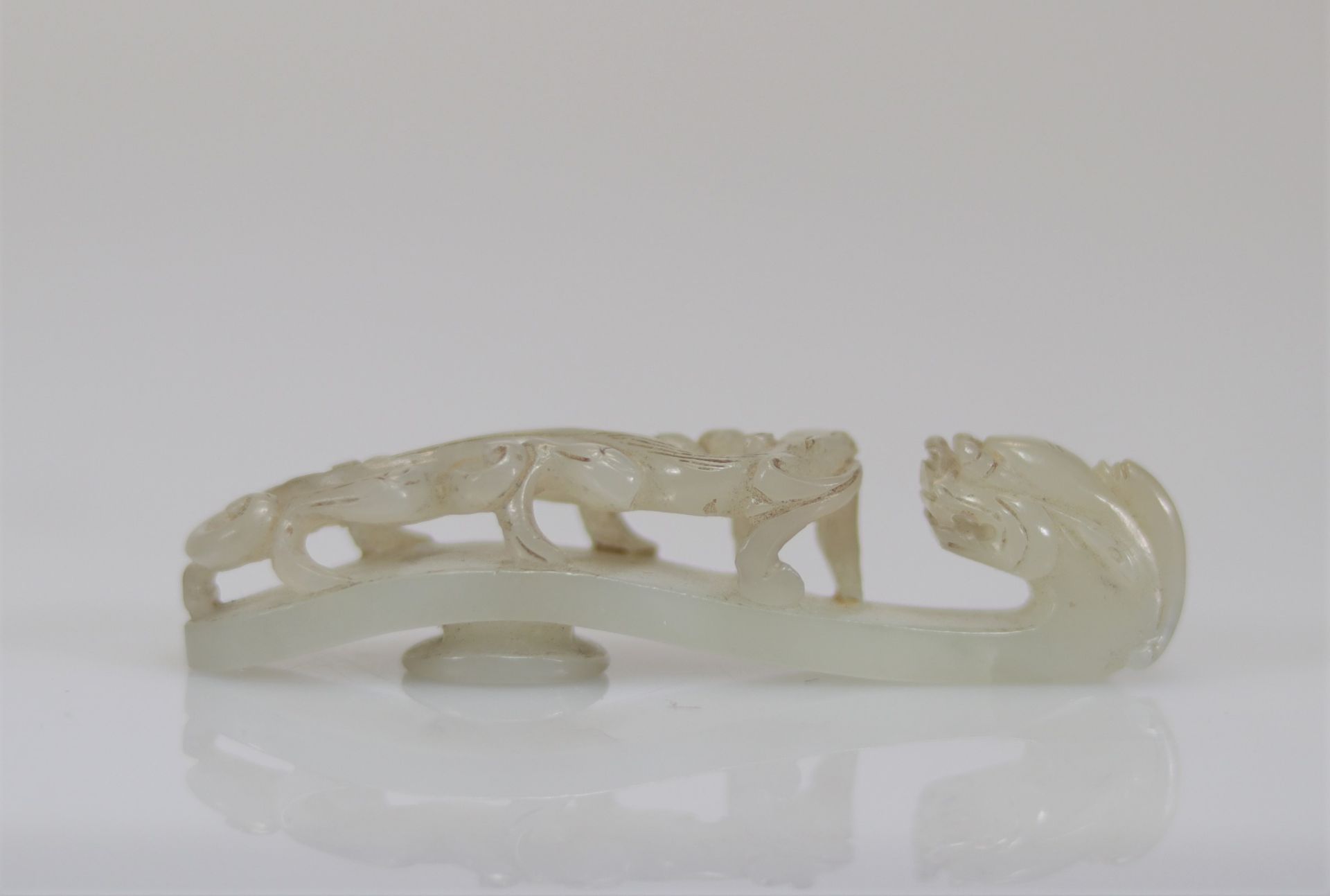 White jade fibula carved with a Qing period dragon and chilon - Image 4 of 5