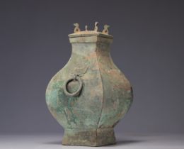 HAN DYNASTY (206 BC-220 AD) Bronze fanghu covered vase with excavation patina