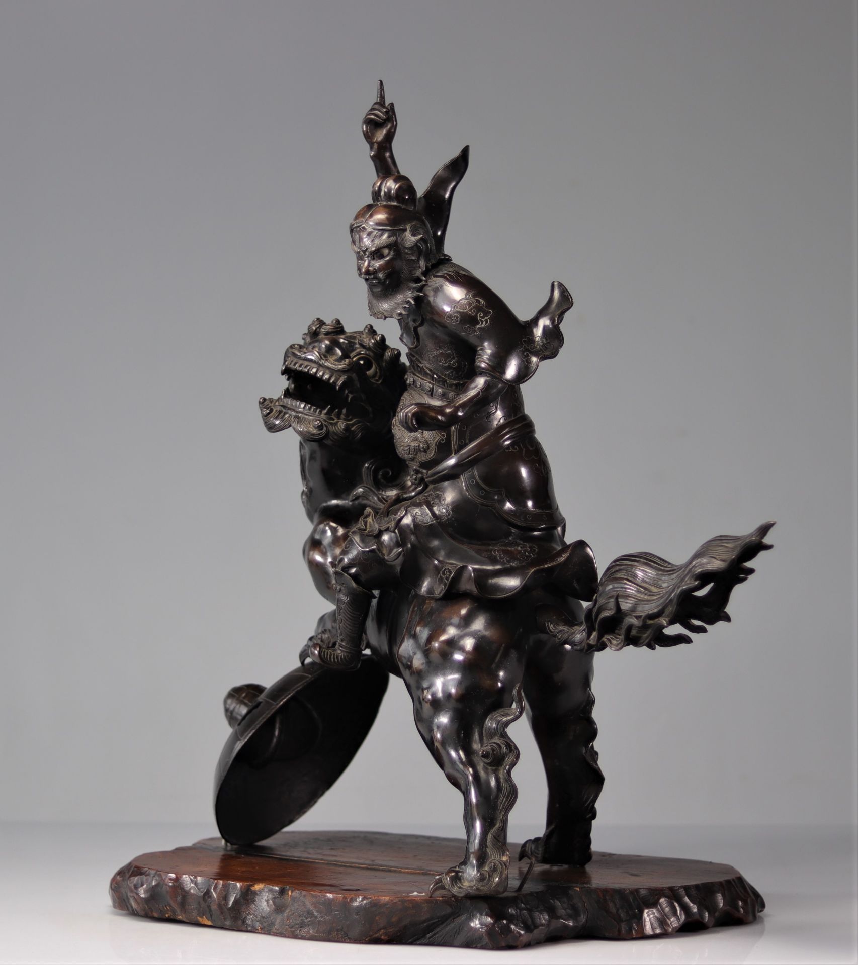 Imposing bronze warrior riding a Fo dog 19th century - Image 6 of 6