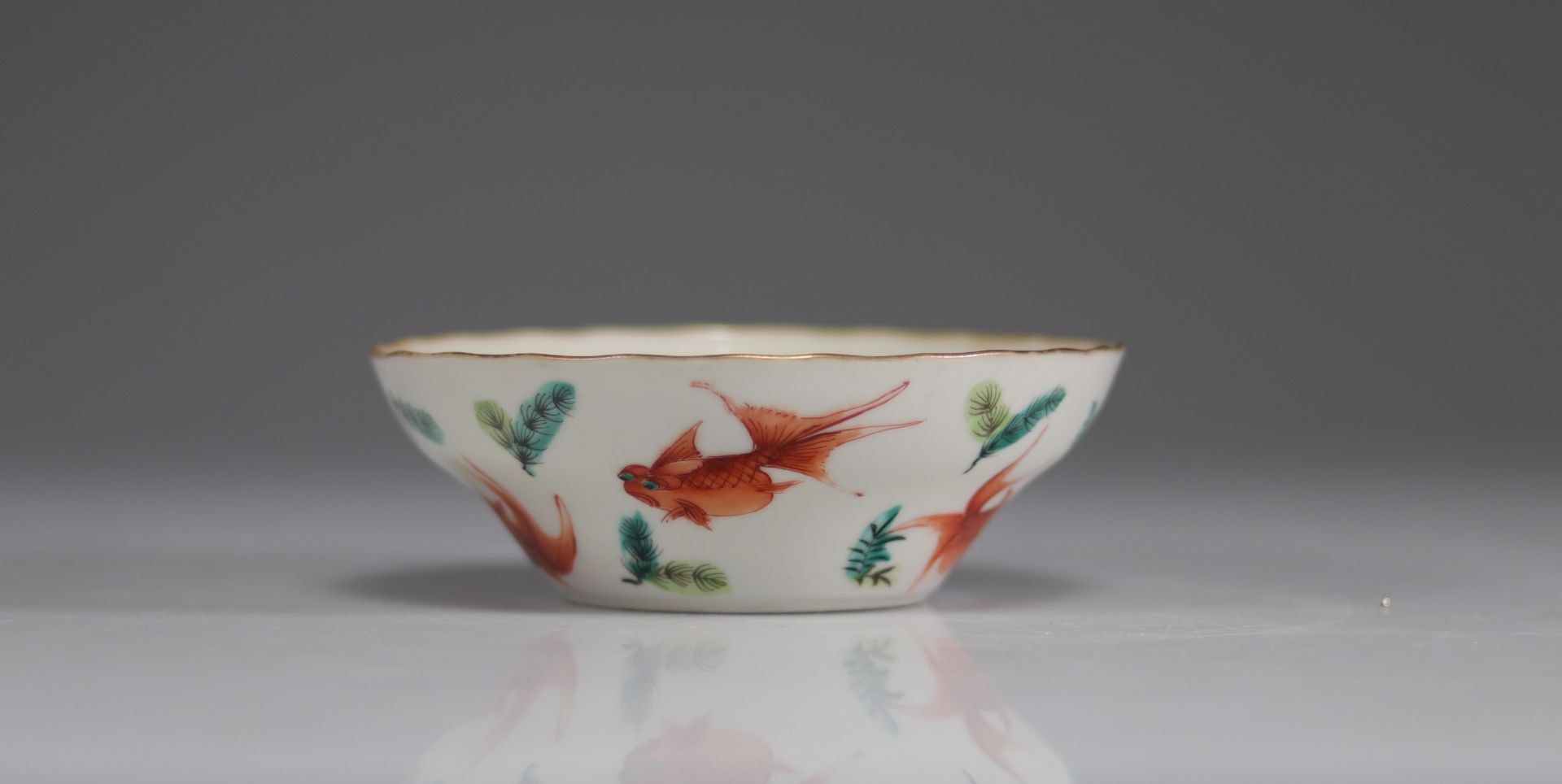 Chinese porcelain bowl decorated with goldfish - Image 3 of 5